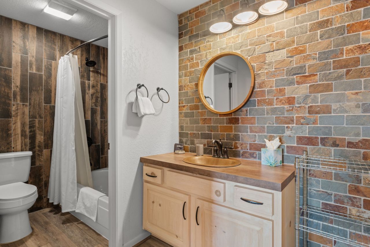 Santa Fe, New Mexico, 87501, United States, 2 Bedrooms Bedrooms, ,3 BathroomsBathrooms,Residential,For Sale,1959101