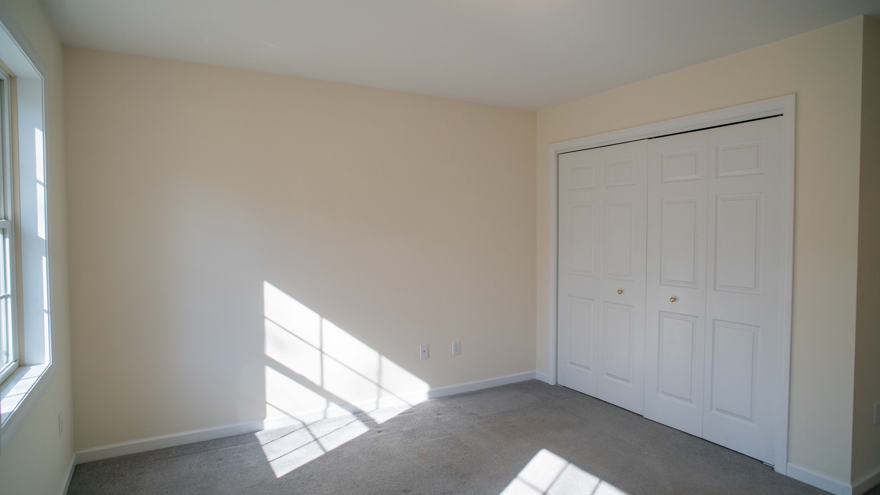 Tolland, Connecticut, 06084, United States, 4 Bedrooms Bedrooms, ,3 BathroomsBathrooms,Residential,For Sale,1989613