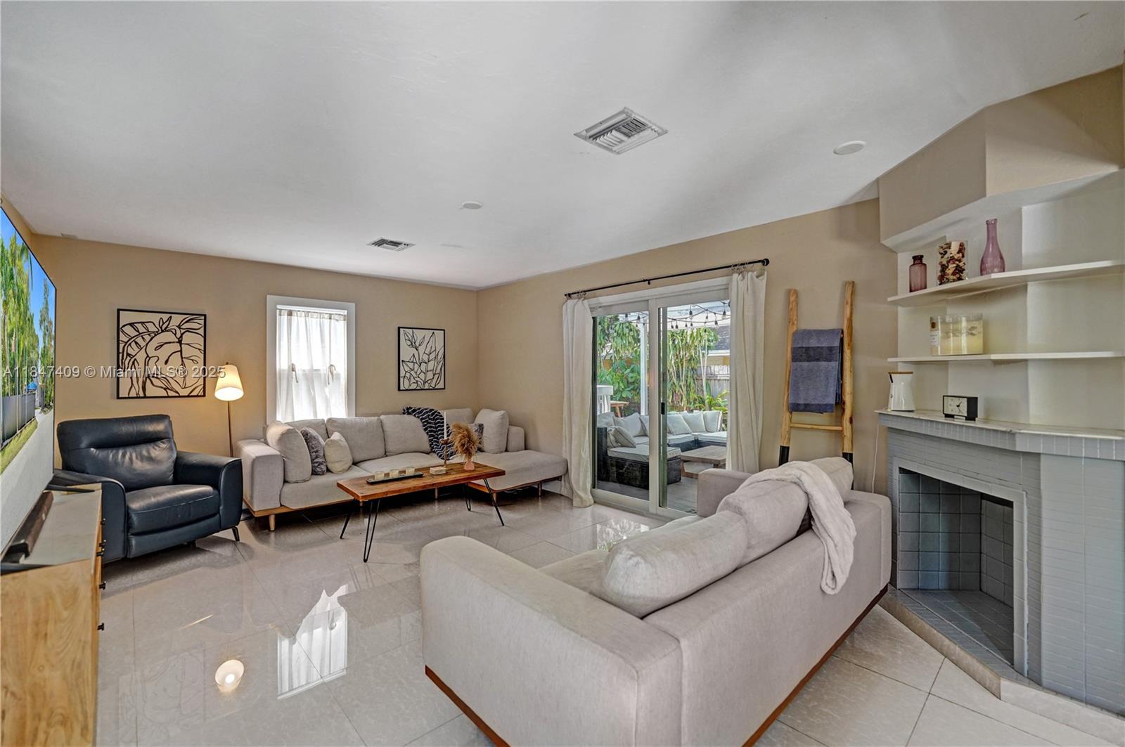 Fort Lauderdale, Florida, 33304, United States, 3 Bedrooms Bedrooms, ,2 BathroomsBathrooms,Residential,For Sale,1901342
