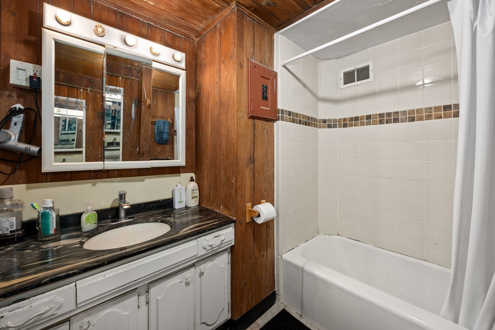 Geneva, Illinois, 60134, United States, 4 Bedrooms Bedrooms, ,2 BathroomsBathrooms,Residential,For Sale,1987622