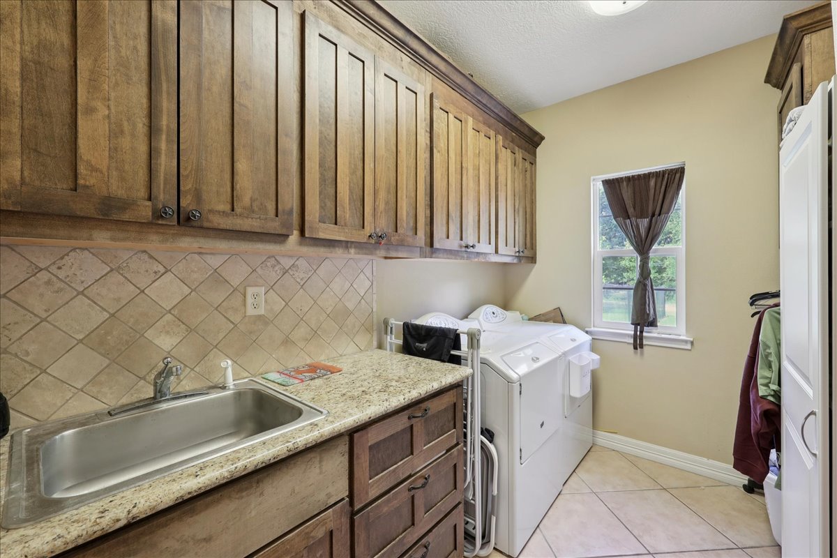 Kountze, Texas, 77625, United States, 5 Bedrooms Bedrooms, ,4 BathroomsBathrooms,Residential,For Sale,1903707