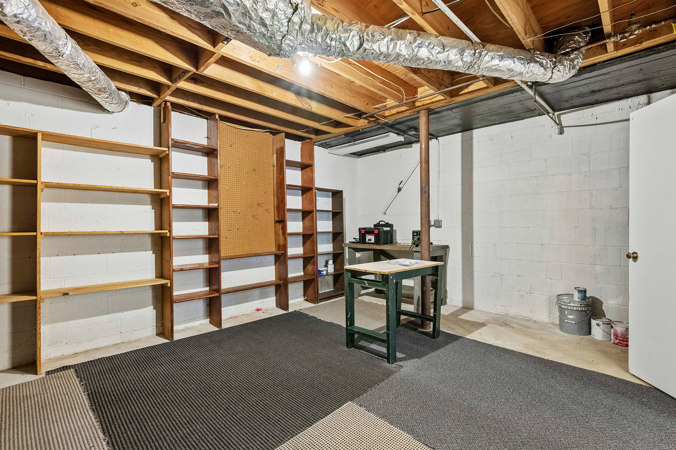  Timeless Character, Generous Living Spaces and a Quiet Cul-de-sac Location - 物件實景