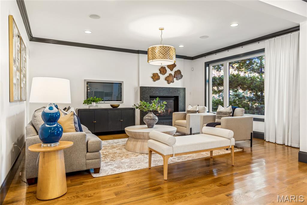 University City, Missouri, 63105, United States, 4 Bedrooms Bedrooms, ,5 BathroomsBathrooms,Residential,For Sale,1989585