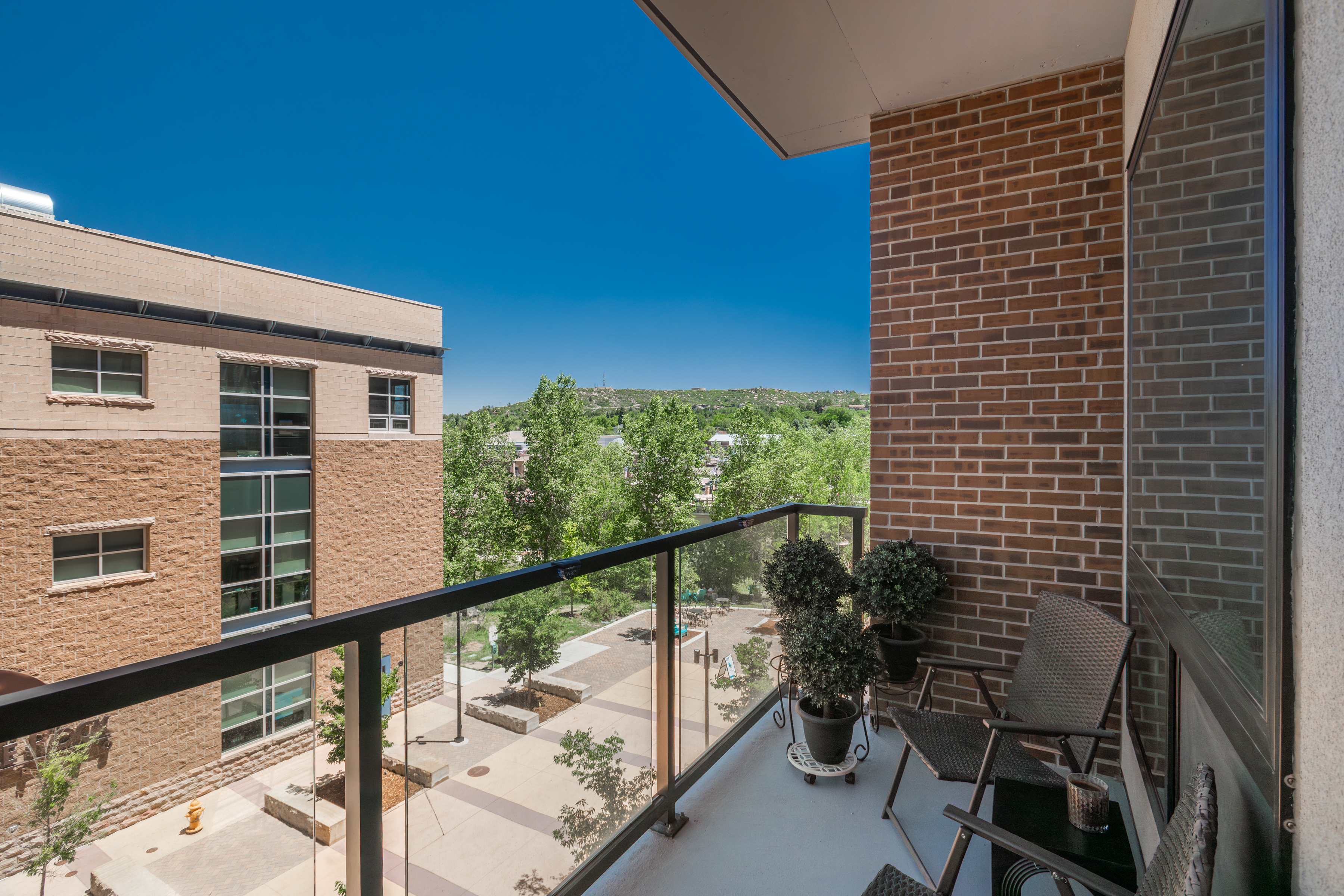  Beautiful unit with a private deck, overlooking Festival Park. - 物件實景