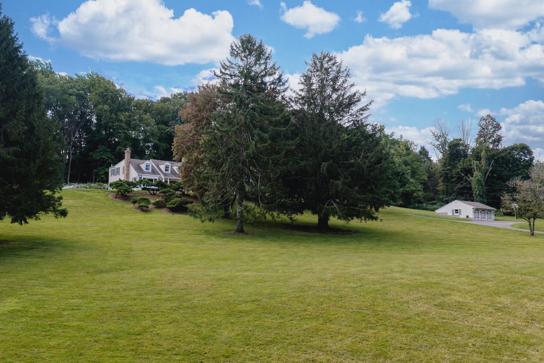  Updated Custom Colonial Home Brings Private Natural Setting Into Daily Life - 物件實景