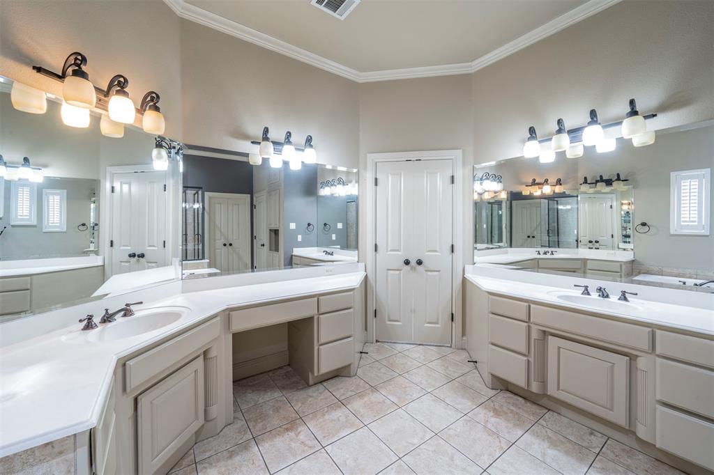 Arlington, Texas, 76017, United States, 4 Bedrooms Bedrooms, ,5 BathroomsBathrooms,Residential,For Sale,1982426