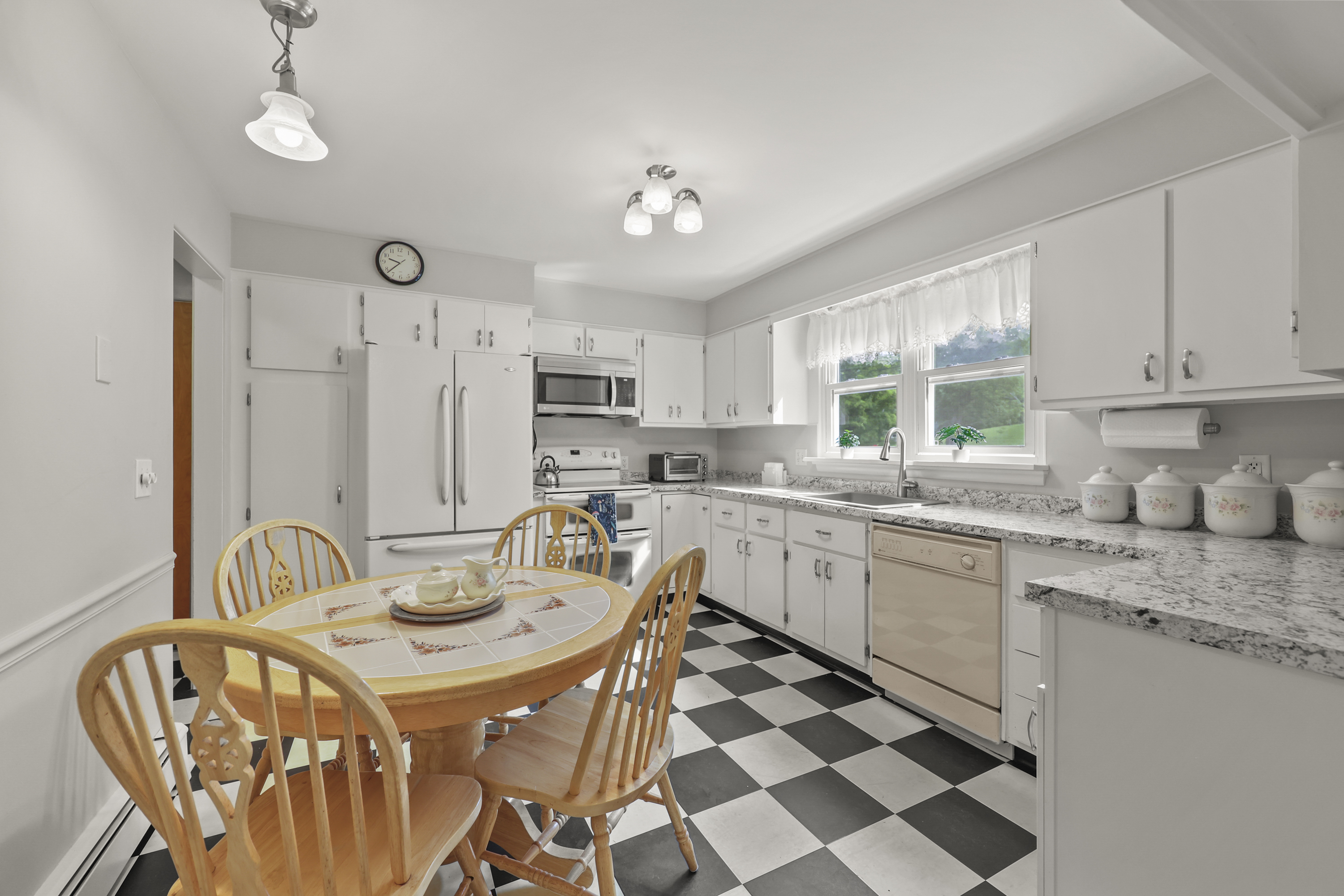  Immaculate 4 Bed Ranch with 3-Season Porch near Lake Onota - 物件實景