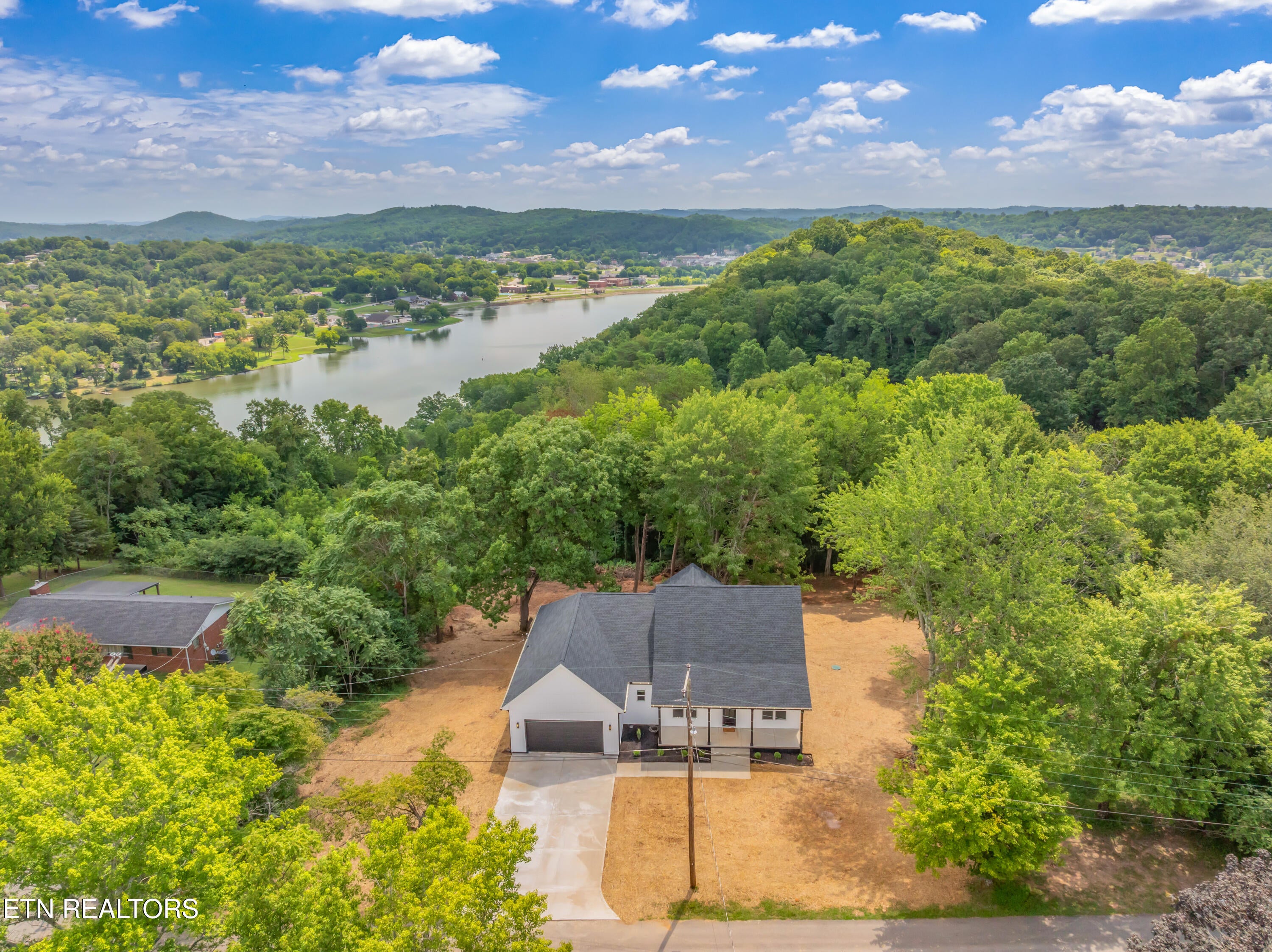 Kingston, Tennessee, 37763, United States, 3 Bedrooms Bedrooms, ,2 BathroomsBathrooms,Residential,For Sale,1907401