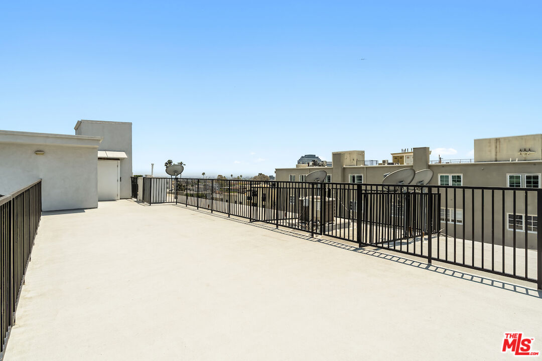 Los Angeles, California, 90049, United States, 3 Bedrooms Bedrooms, ,3 BathroomsBathrooms,Residential,For Sale,1885770