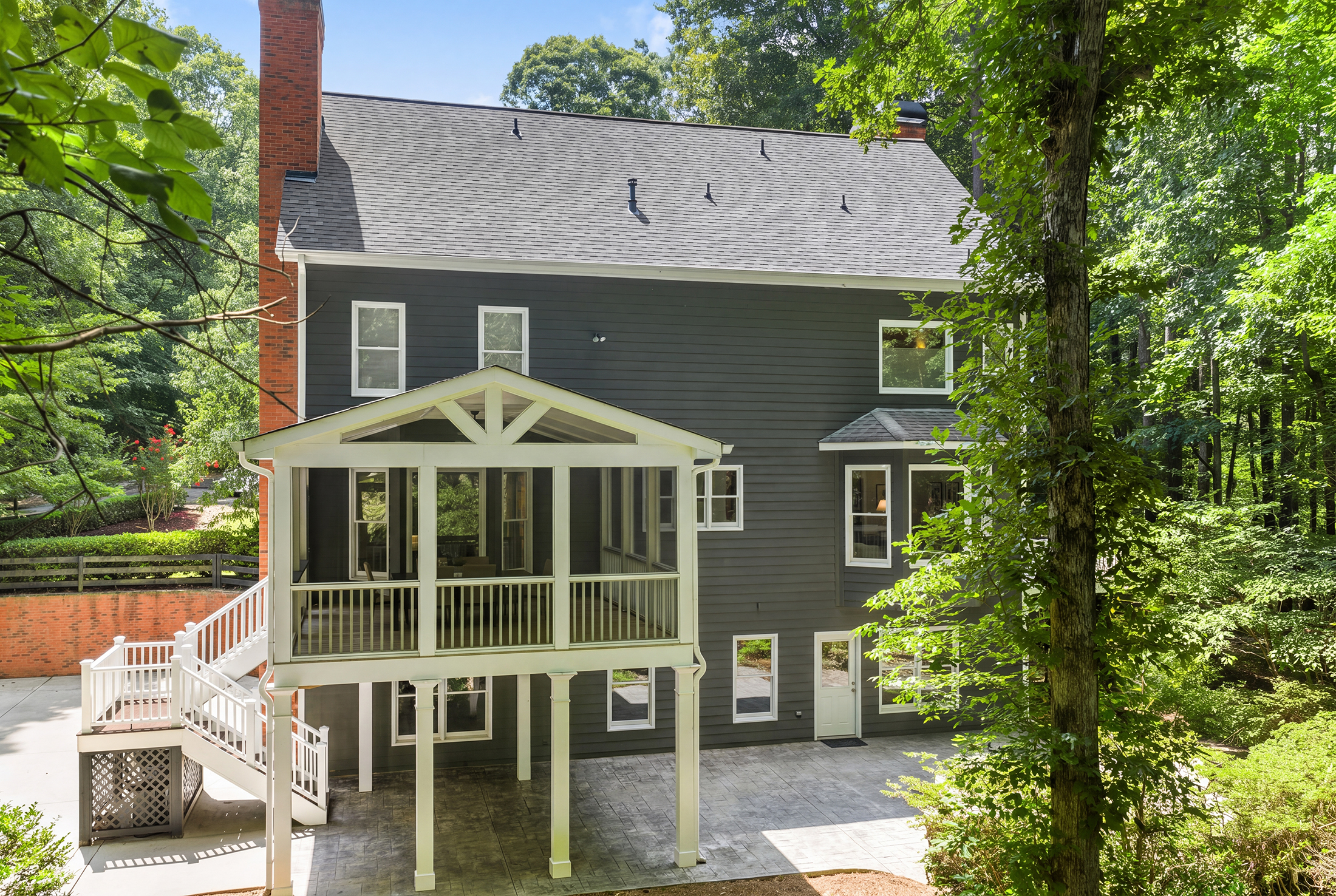  Home Offers a Serene, Wooded Escape Without Giving Up an Inch of Convenience - 物件實景