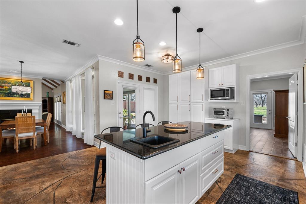 Granbury, Texas, 76049, United States, 4 Bedrooms Bedrooms, ,3 BathroomsBathrooms,Residential,For Sale,2024431