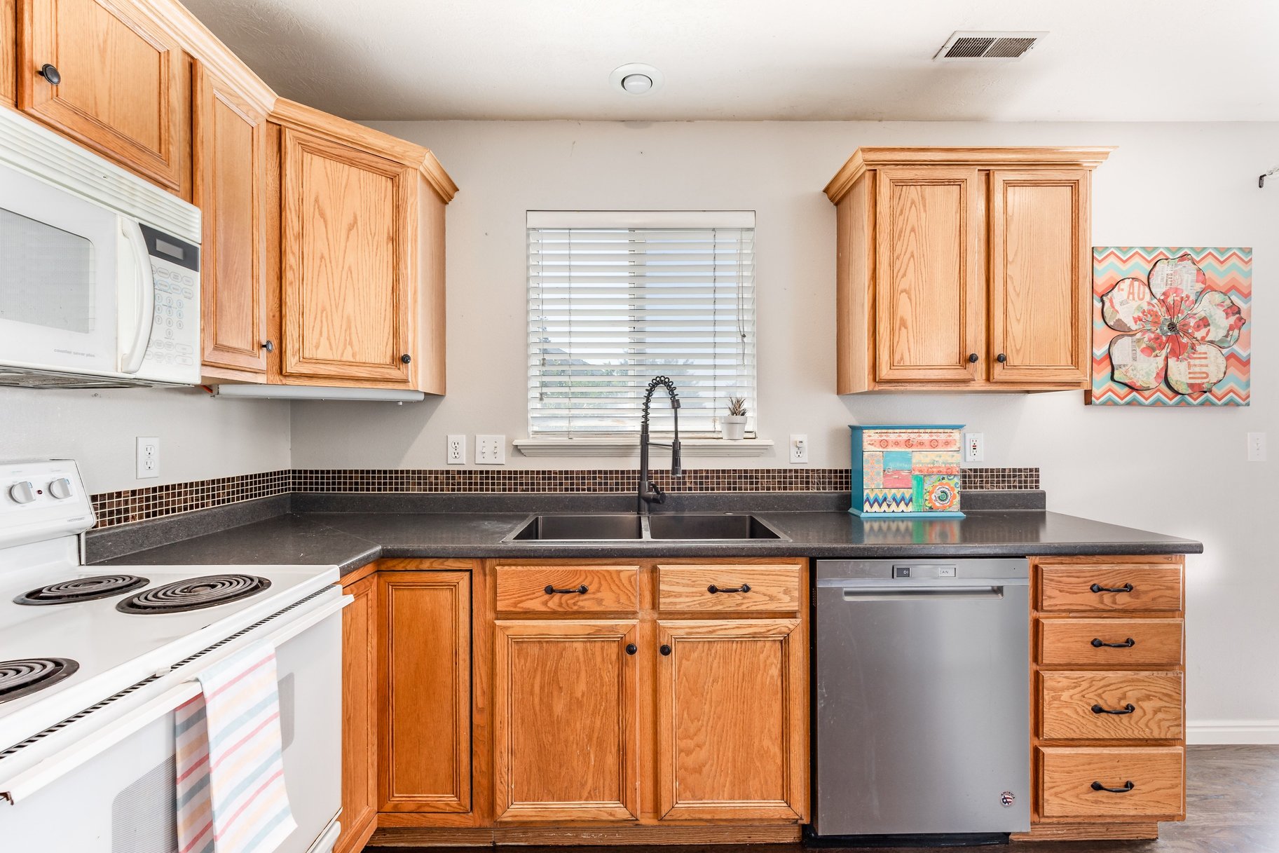  Your Perfect Townhome: Spacious Layout, Finished Basement & Relaxing Back Patio - 物件實景