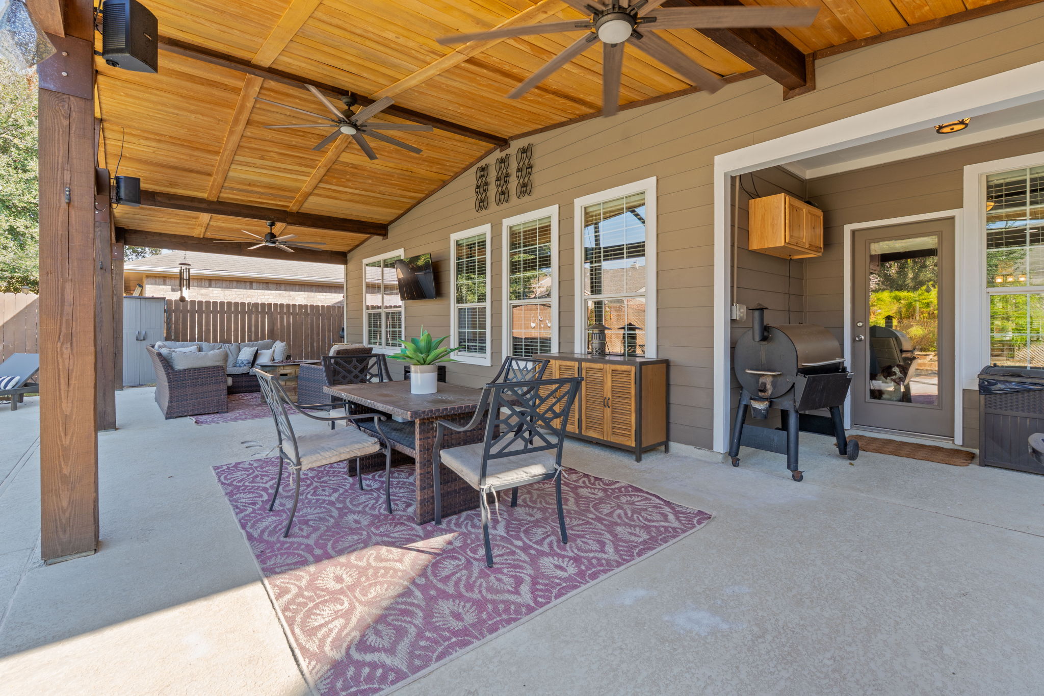  Stylish Leander Living with a Resort-Style Backyard Oasis - 物件實景