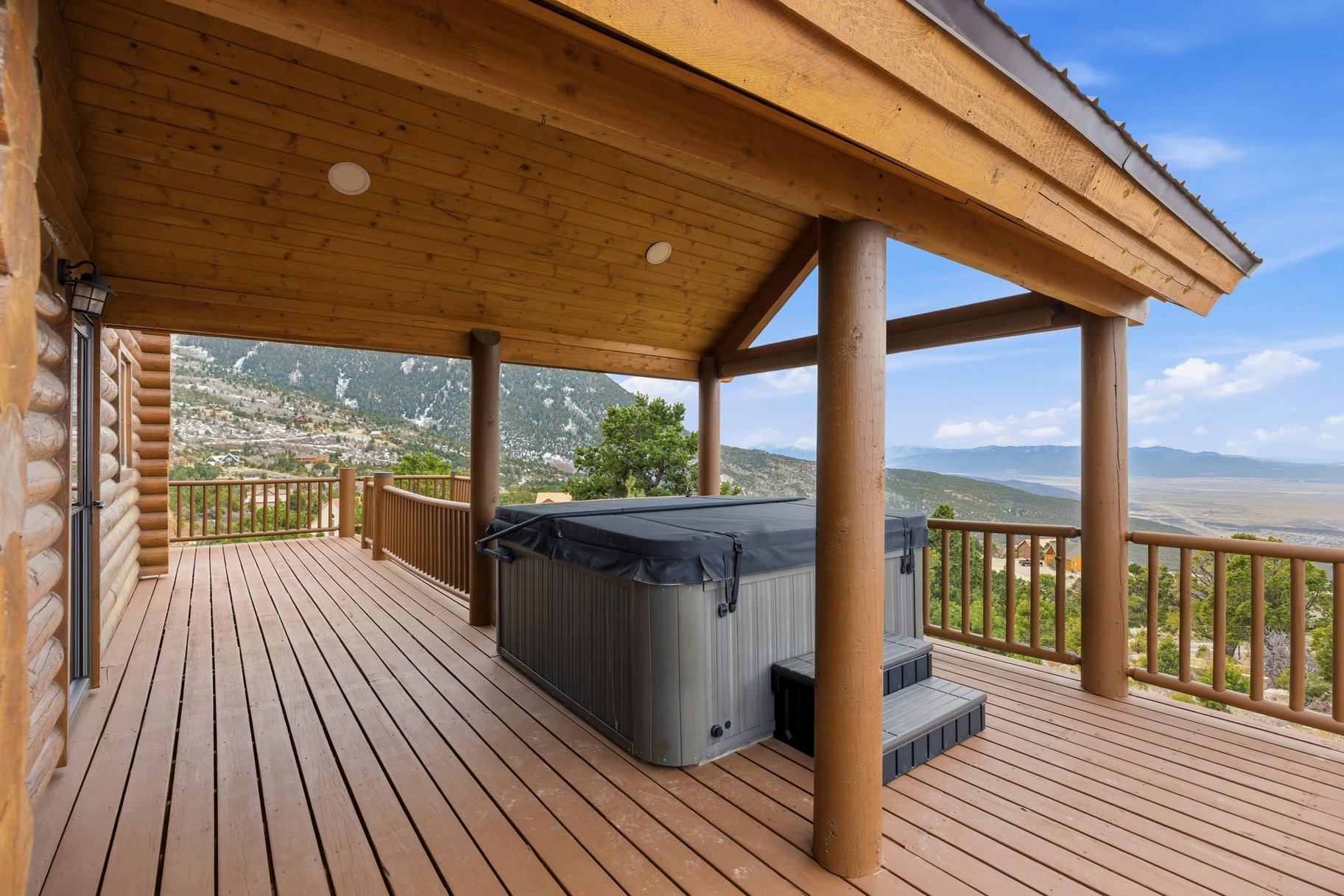  Renovated Log Cabin in Cedar Highlands with Wraparound Deck & Mountain Views - 物件實景