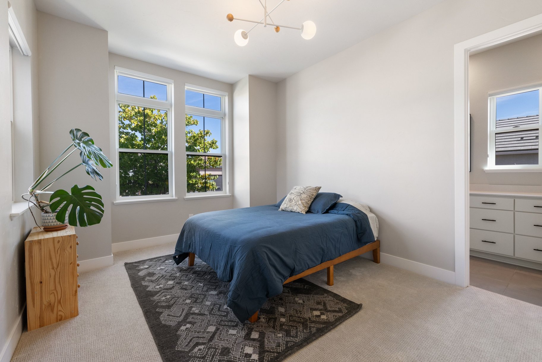  High ceilings, beautiful finishes, and privacy define this modern home - 物件實景