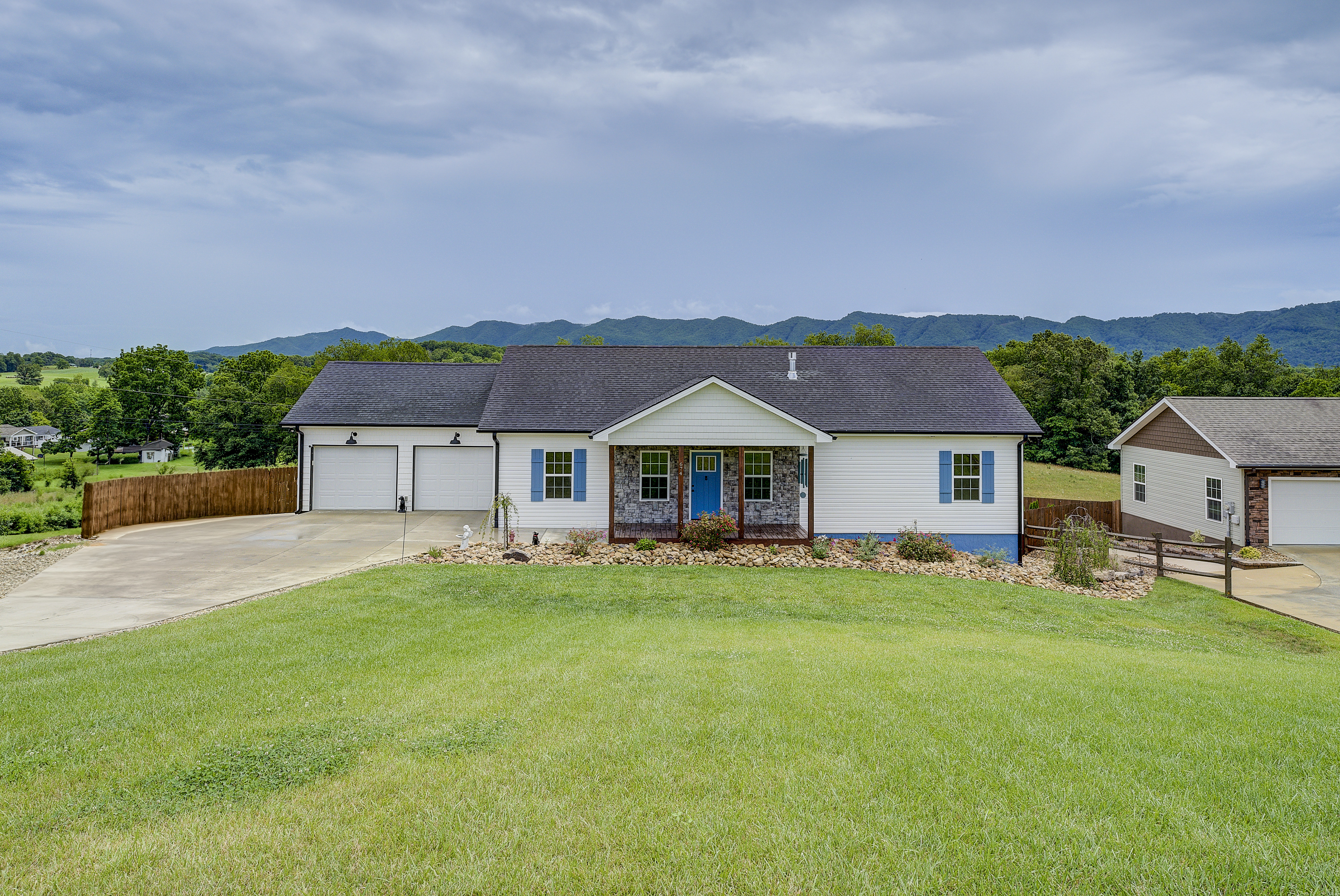 Jonesborough, Tennessee, 37659, United States, 3 Bedrooms Bedrooms, ,3 BathroomsBathrooms,Residential,For Sale,2000637