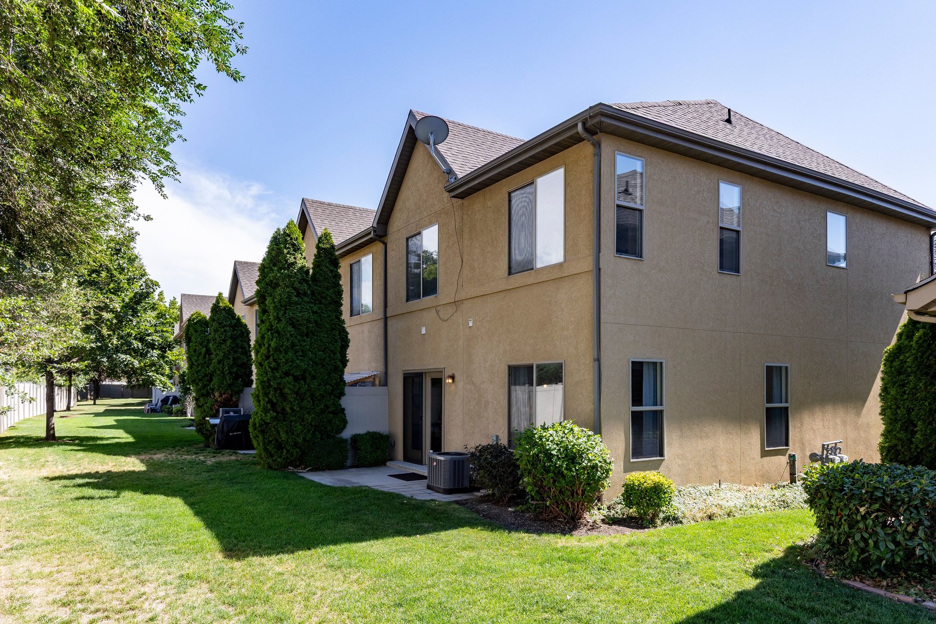  Fully Remodeled End-Unit in Prime Midvale Location - 物件實景