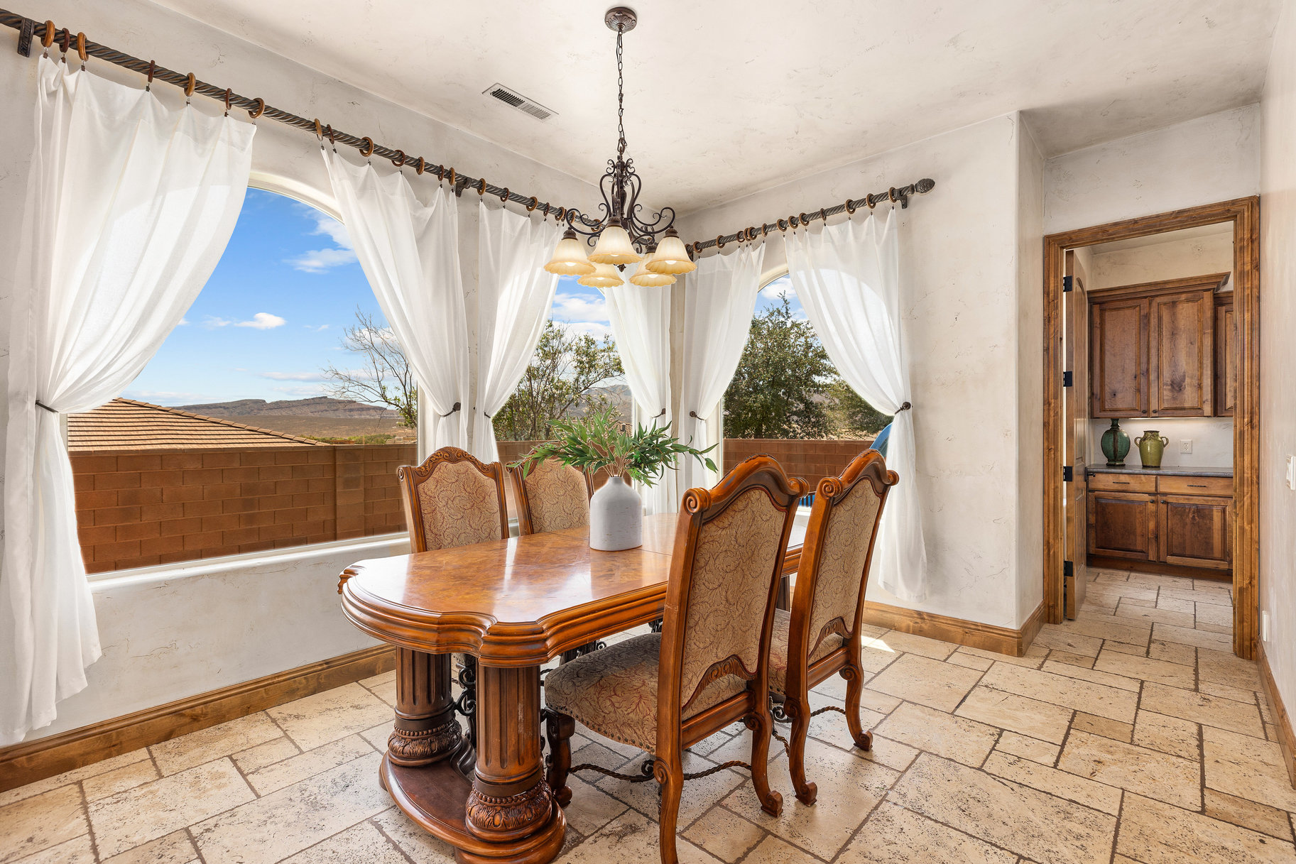  Tuscany Revival Resort-Style Living With Theater Room, Pool & 4-Car Garage - 物件實景