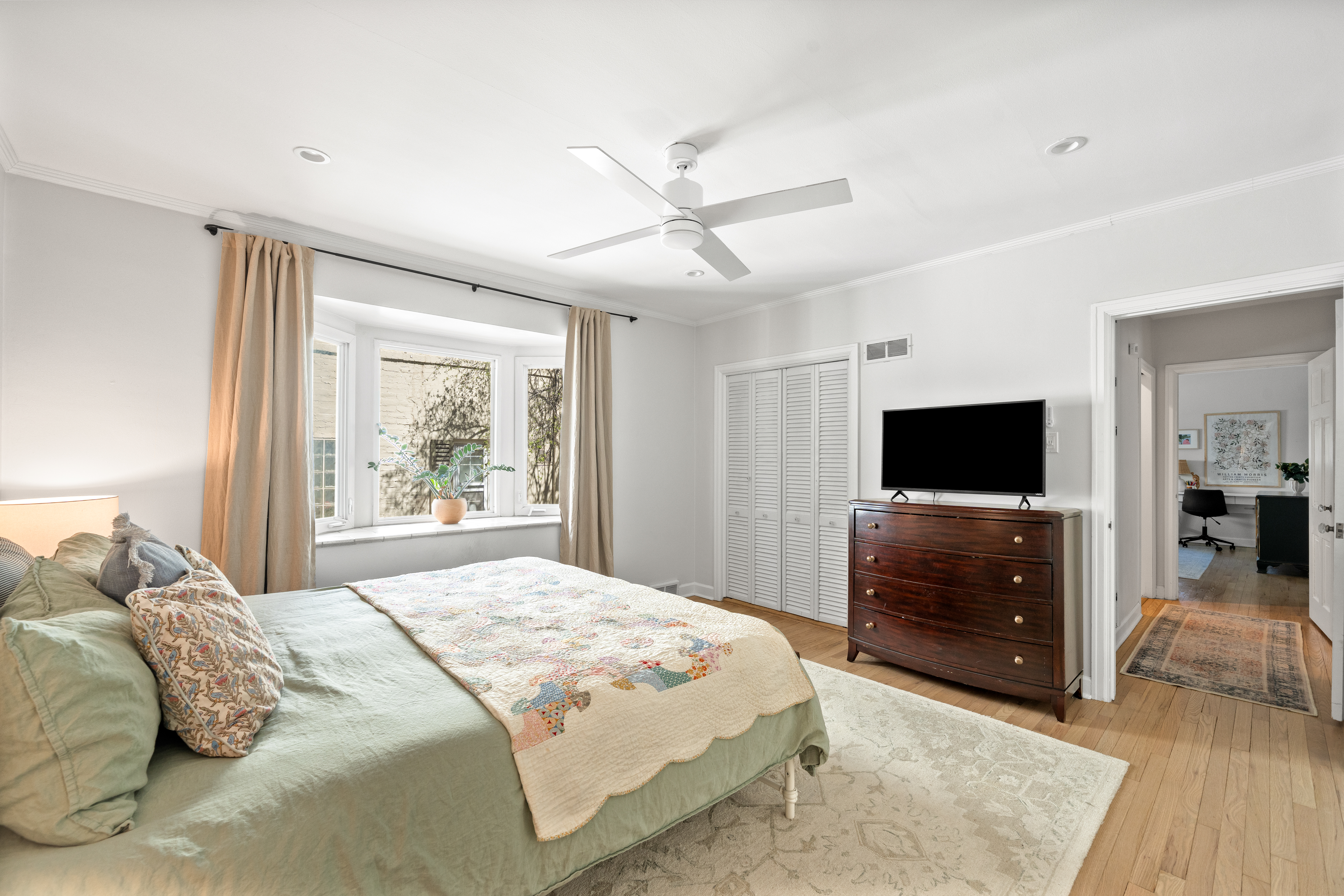  8,000 Square Foot Lot Along a Beautiful Tree Lined Parkway - 物件實景