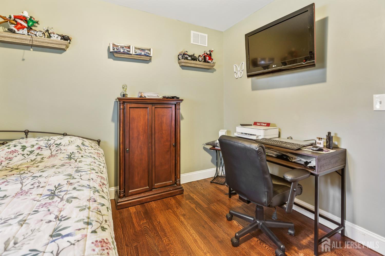 Woodbridge Proper, New Jersey, 07095, United States, 3 Bedrooms Bedrooms, ,2 BathroomsBathrooms,Residential,For Sale,1969117