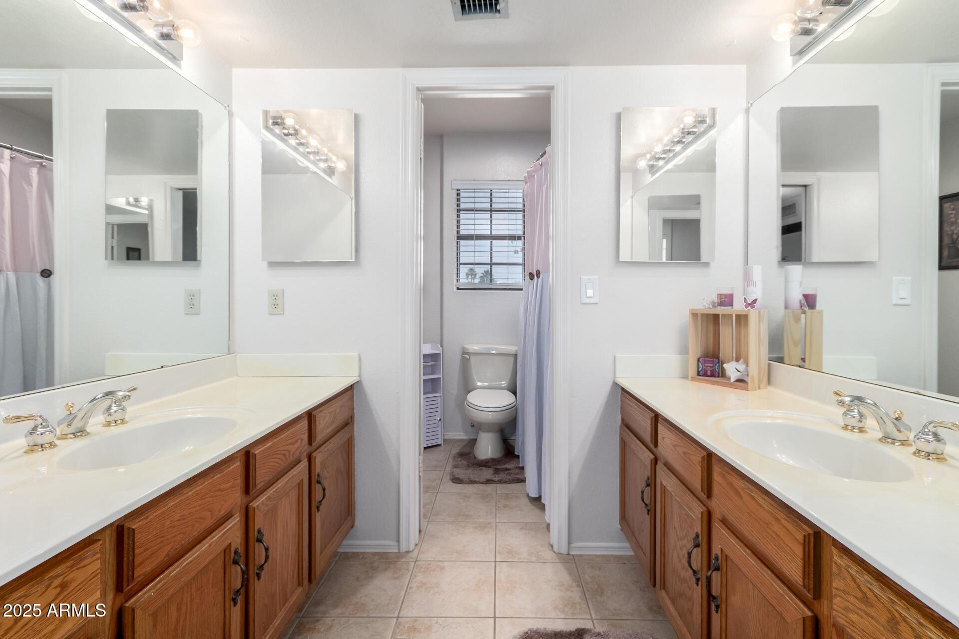 Glendale, Arizona, 85302, United States, 4 Bedrooms Bedrooms, ,4 BathroomsBathrooms,Residential,For Sale,1977849