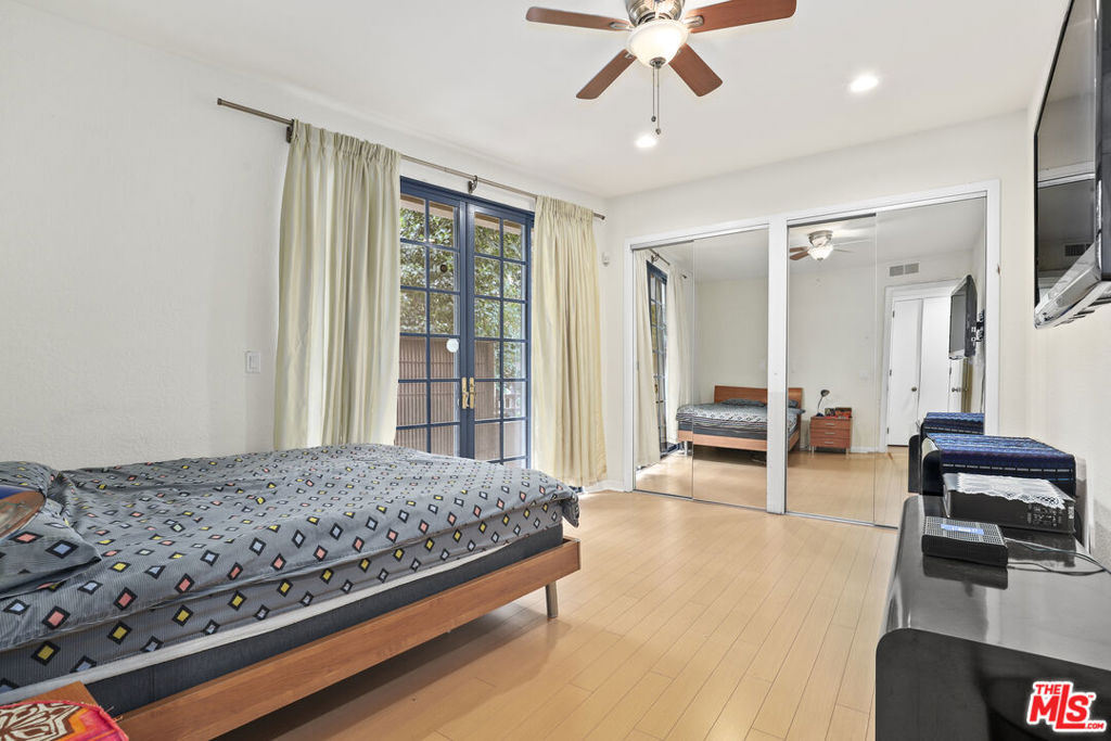 Sherman Oaks, California, 91423, United States, 2 Bedrooms Bedrooms, ,1 BathroomBathrooms,Residential,For Sale,1976281