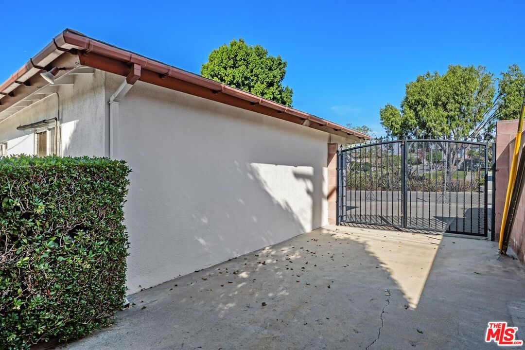Los Angeles, California, 90056, United States, 2 Bedrooms Bedrooms, ,3 BathroomsBathrooms,Residential,For Sale,2001652