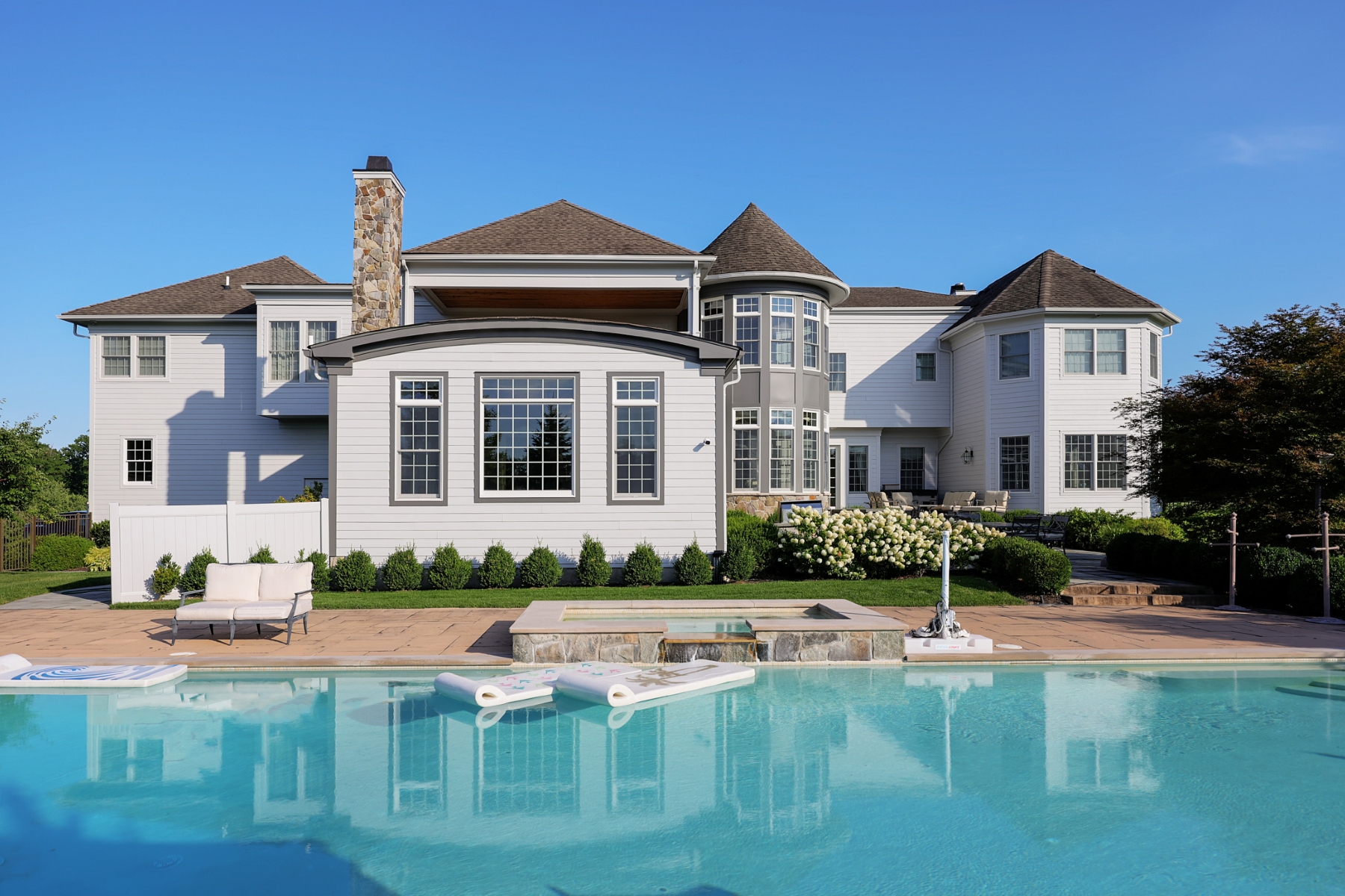  ?River Edge Estates? Timeless Elegance Meets Luxurious Modern Living - 物件實景