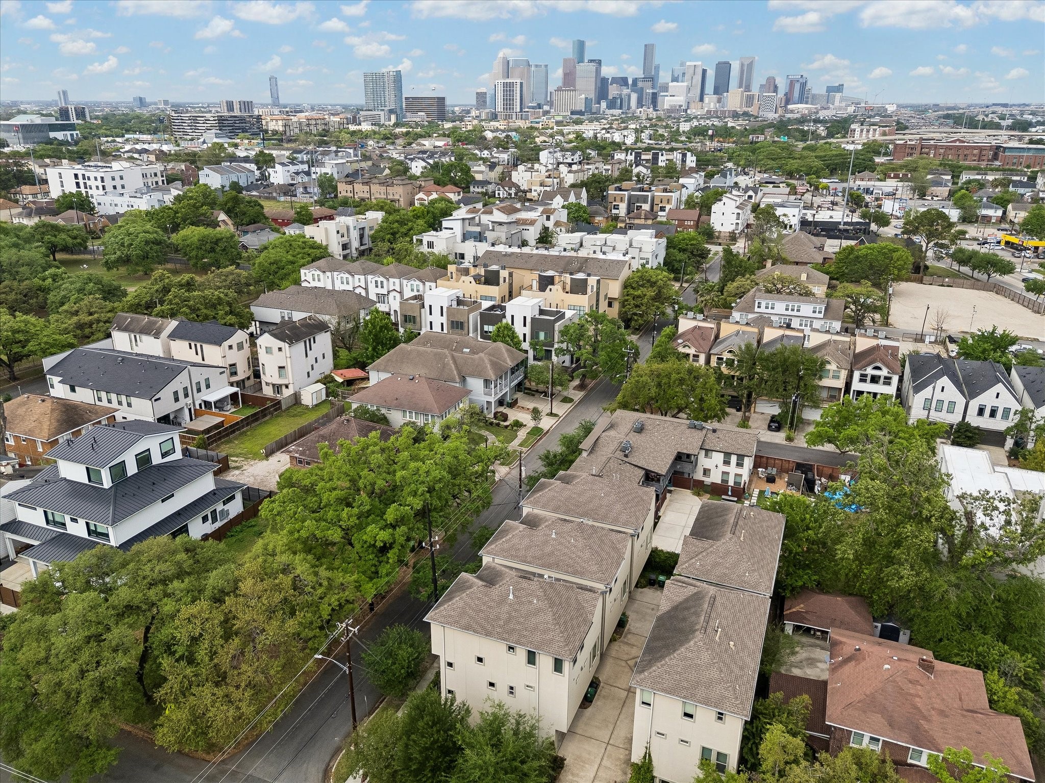  4833 Chenevert Street - 物件實景