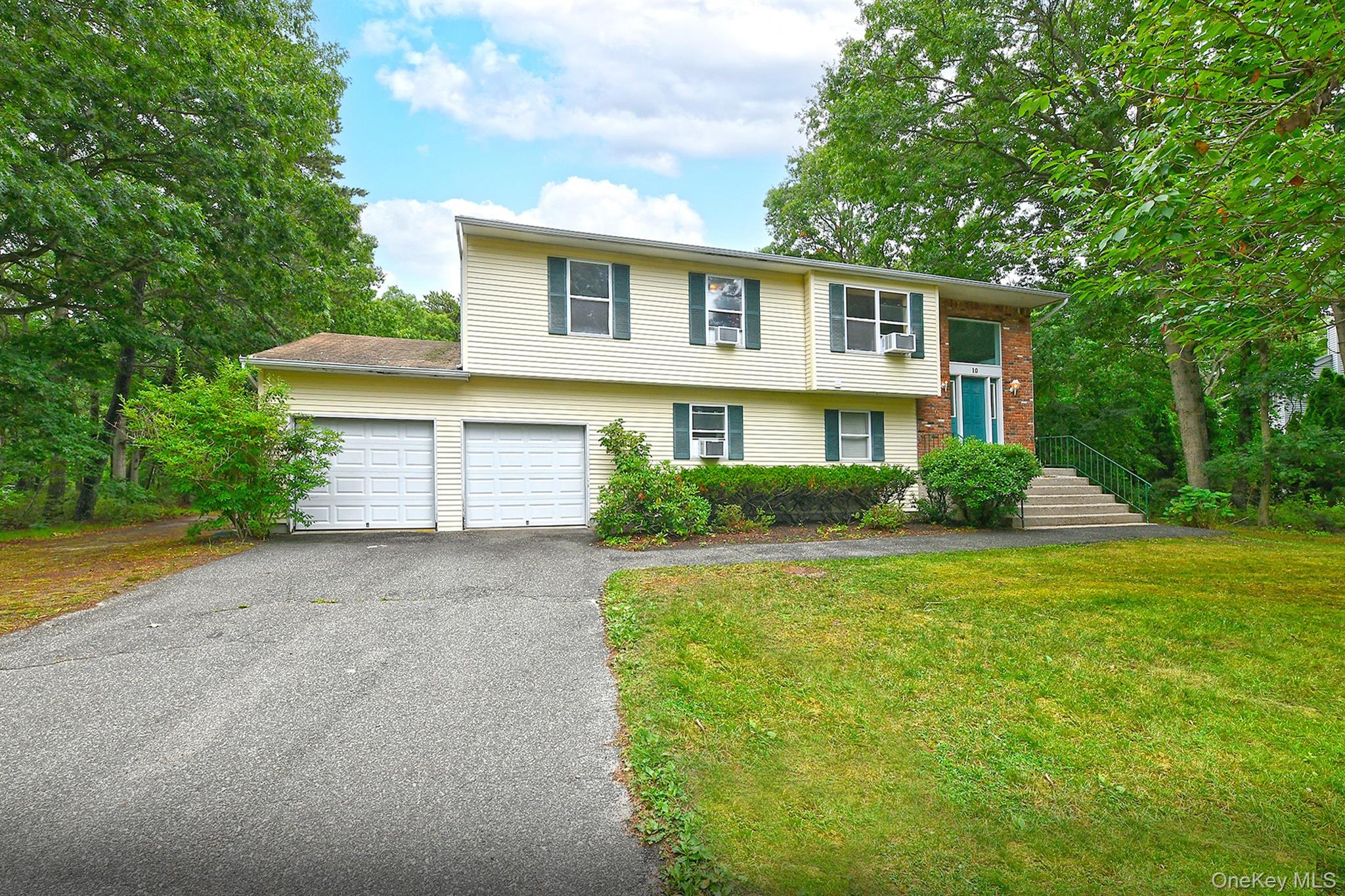 Woodbrook Cir, Holtsville, NY 11742 #1