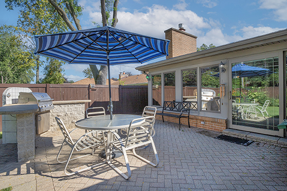 Des Plaines, Illinois, 60016, United States, 3 Bedrooms Bedrooms, ,3 BathroomsBathrooms,Residential,For Sale,2003071