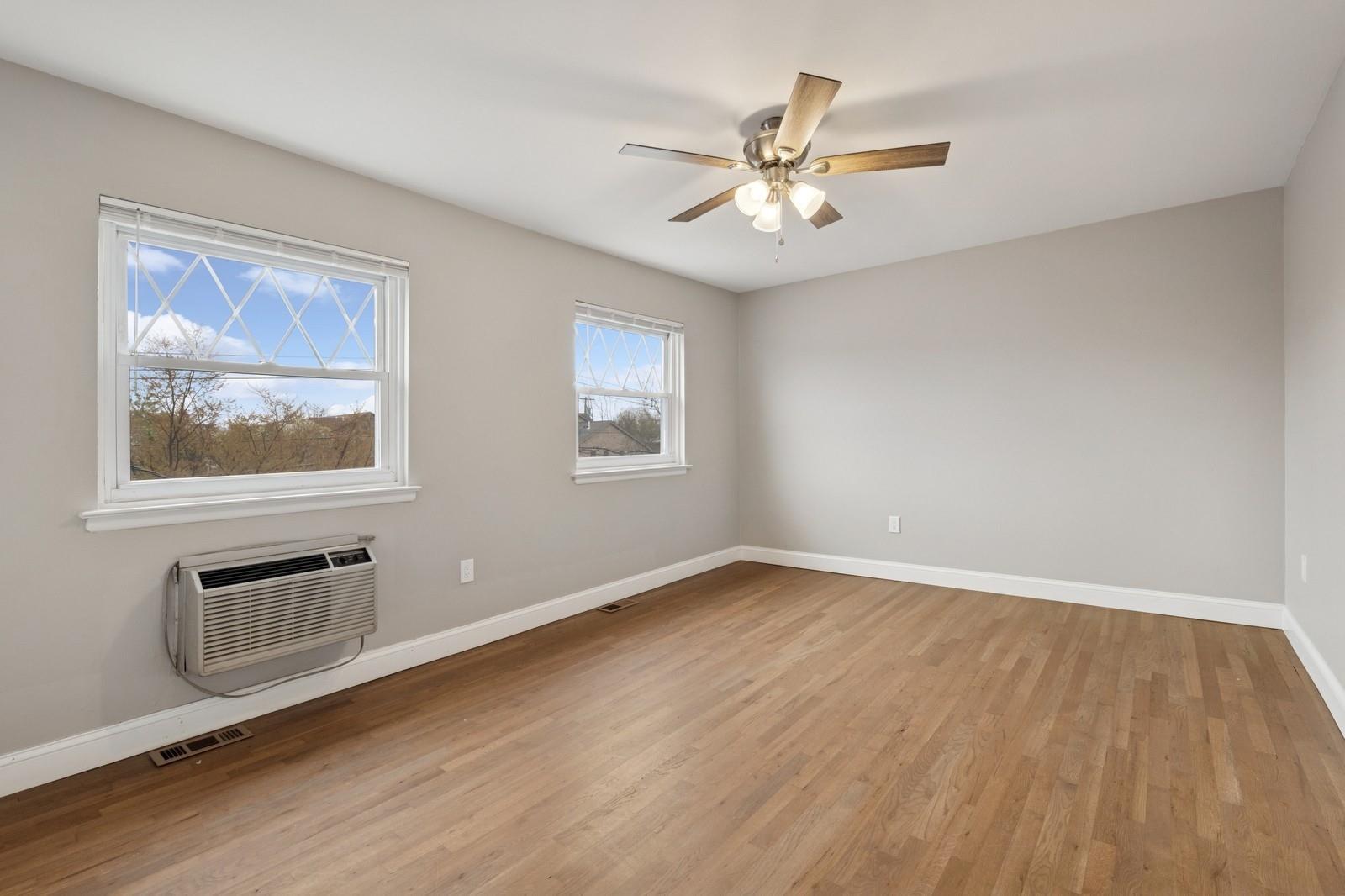 Bronx, New York, 10465, United States, 3 Bedrooms Bedrooms, ,2 BathroomsBathrooms,Residential,For Sale,1818956