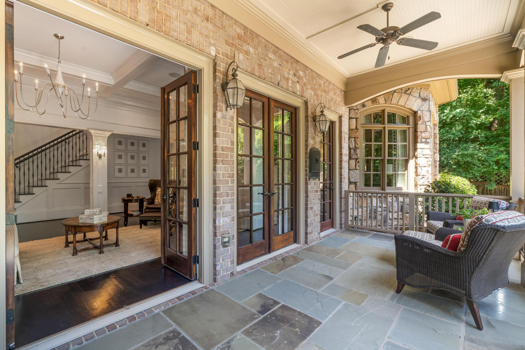  Sophisticated Newer Custom-built Home in Desirable Garden Hills - 物件實景