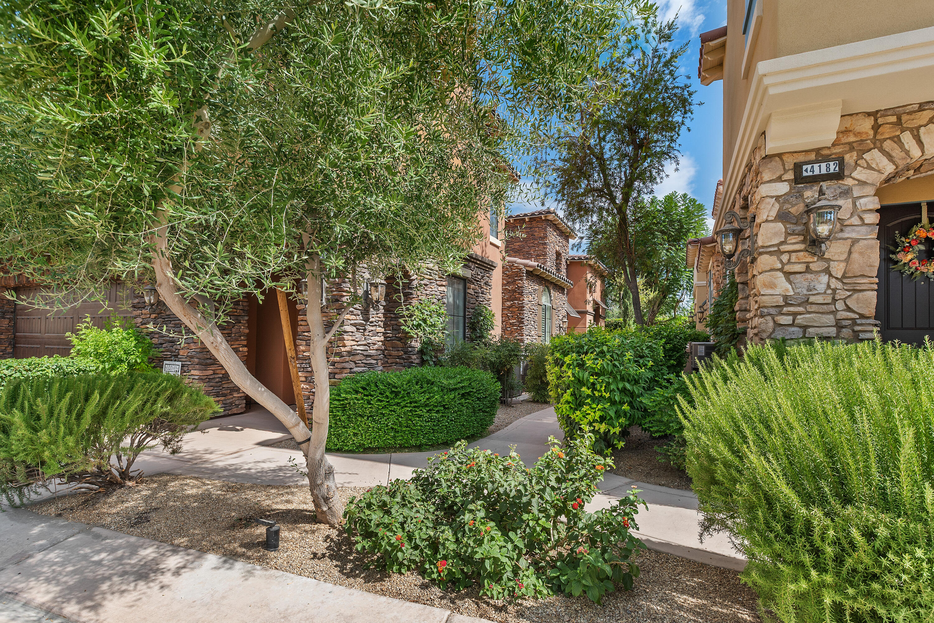 Palm Desert, California, 92260, United States, 2 Bedrooms Bedrooms, ,2 BathroomsBathrooms,Residential,For Sale,1891148