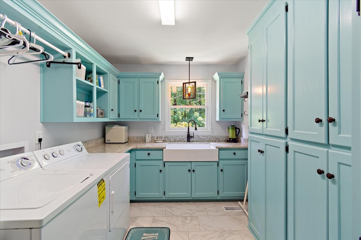 Five Points, Tennessee, 38457, United States, 4 Bedrooms Bedrooms, ,4 BathroomsBathrooms,Residential,For Sale,1902817