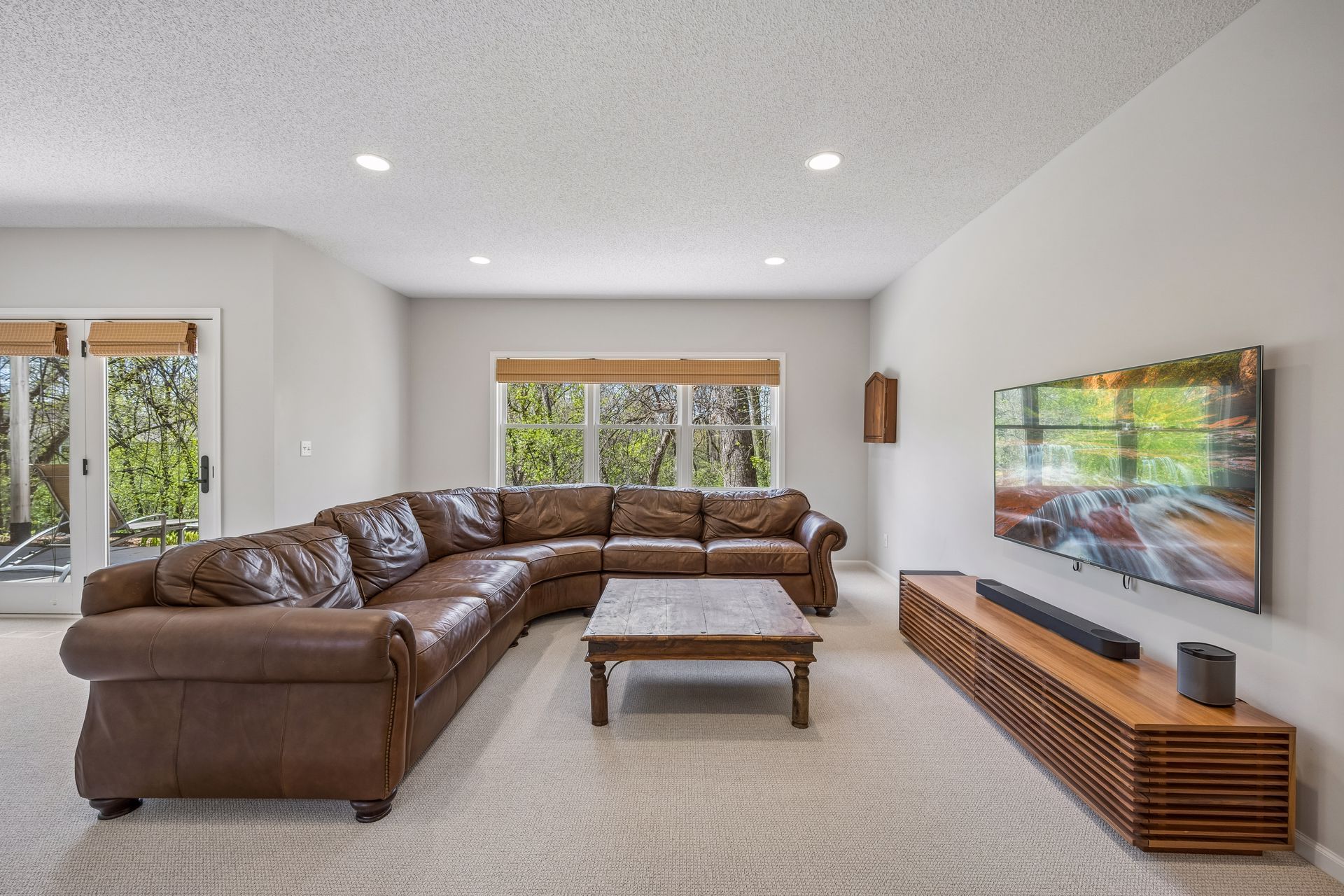  Light Filled Living Surrounded by Trees and Nature - 物件實景
