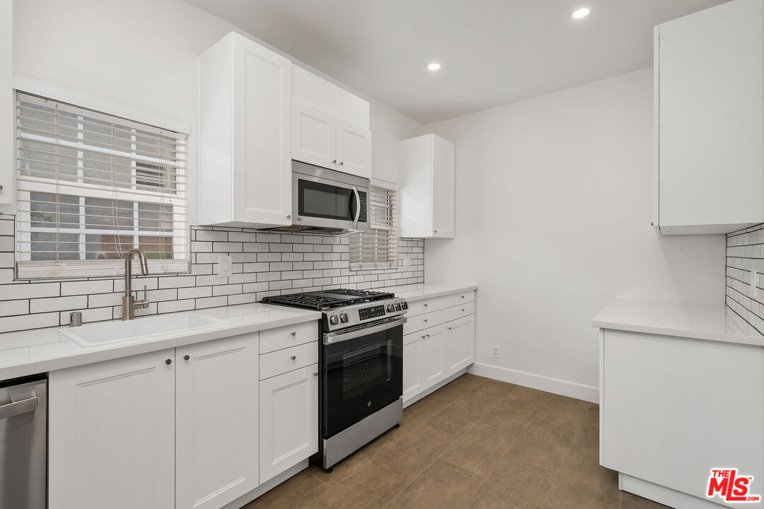 Los Angeles, California, 90019, United States, 6 Bedrooms Bedrooms, ,Residential,For Sale,1908523
