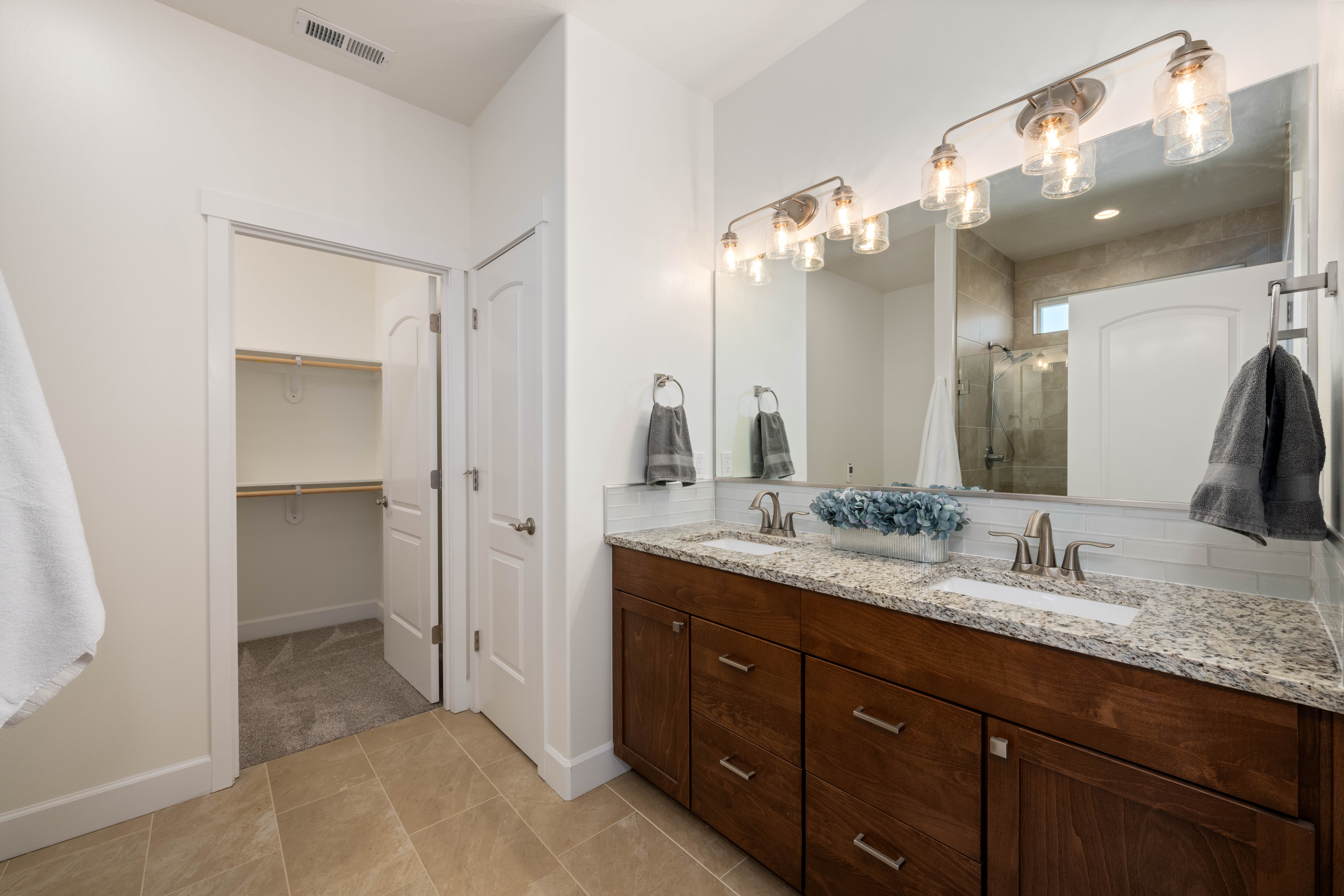  55+ Low Maintenance Living - 物件實景