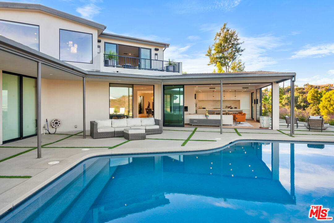 Los Angeles, California, 90046, United States, 5 Bedrooms Bedrooms, ,6 BathroomsBathrooms,Residential,For Sale,1897072