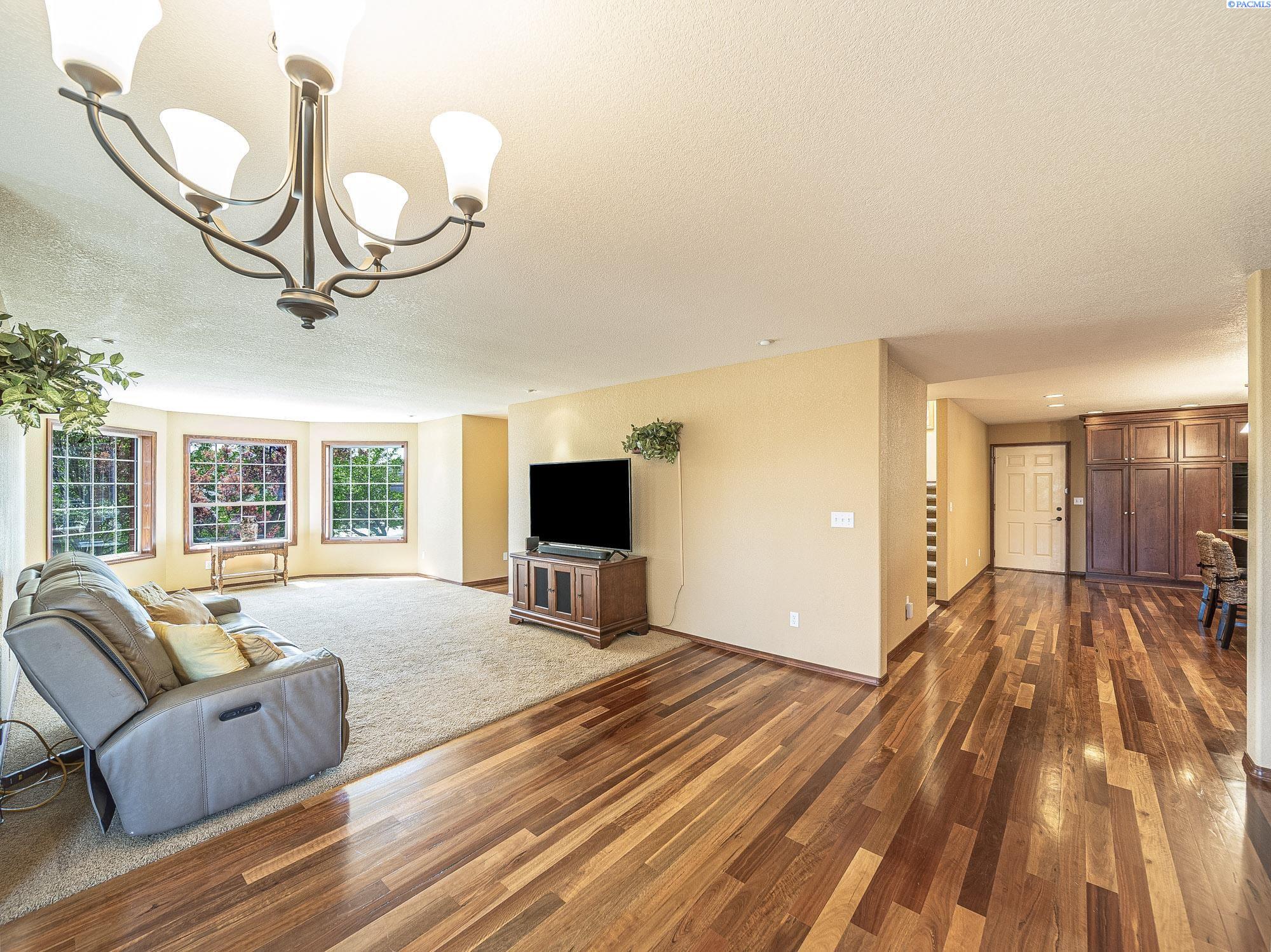 Yakima, Washington, 98908-0000, United States, 4 Bedrooms Bedrooms, ,2 BathroomsBathrooms,Residential,For Sale,1827891