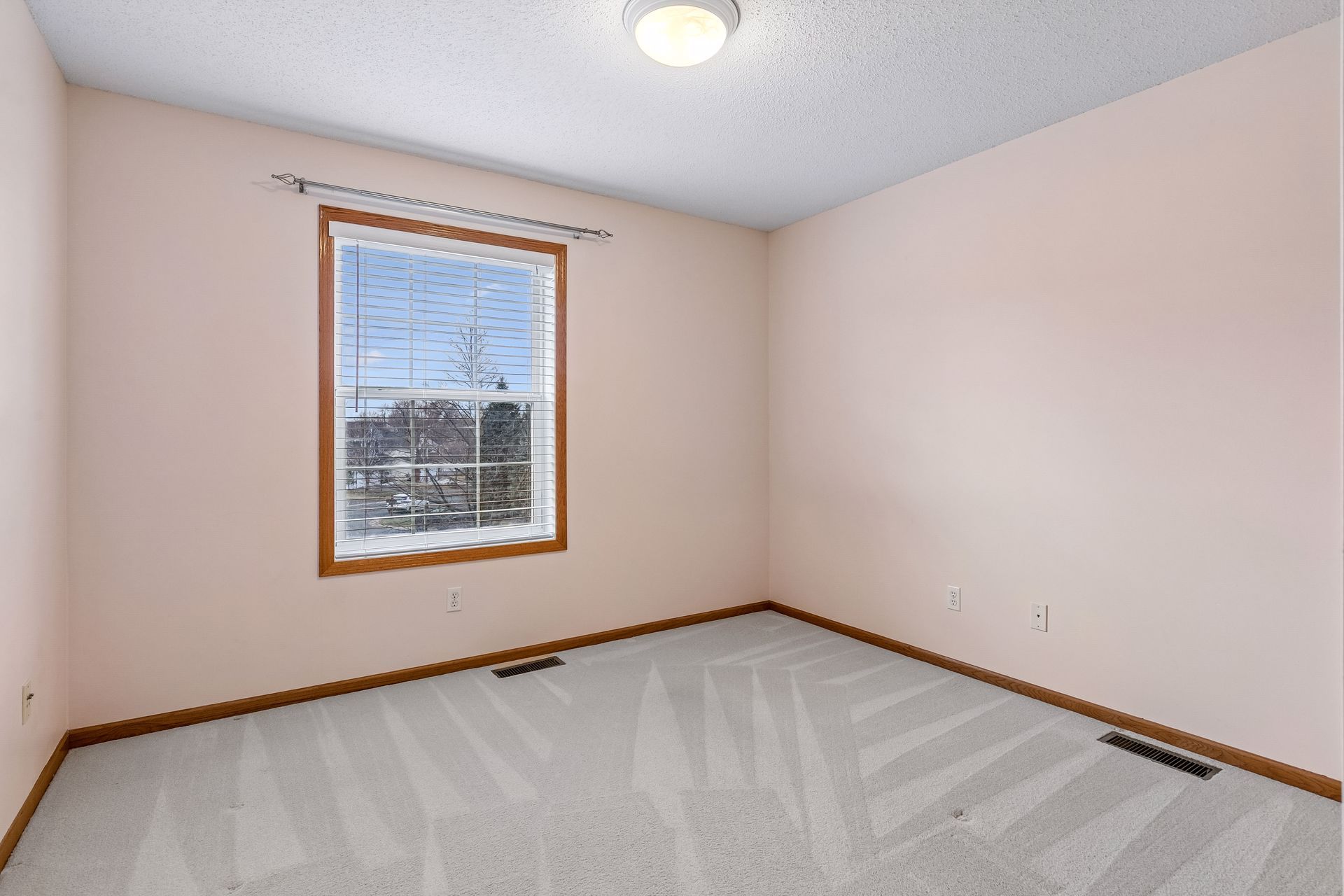  Cul-de-Sac Living with Over an Acre of Land - 物件實景