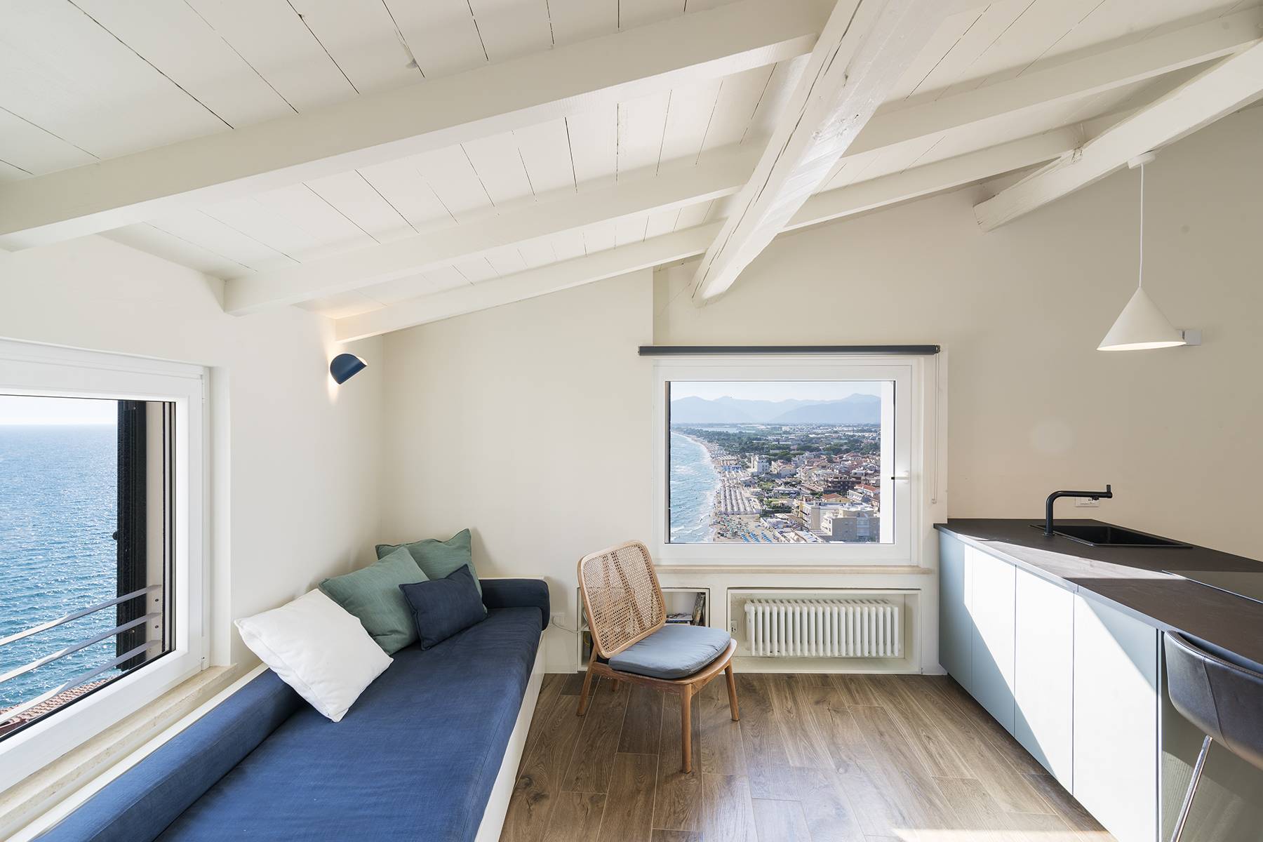Sea View renovated penthouse 