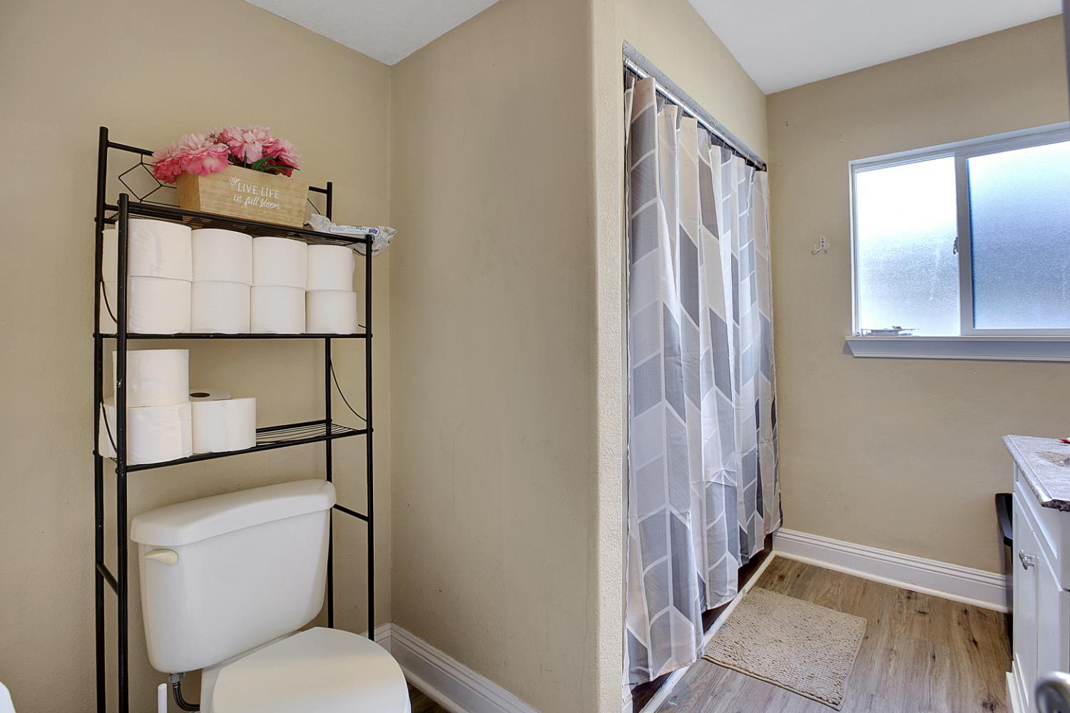 Sacramento, California, 95820, United States, 3 Bedrooms Bedrooms, ,2 BathroomsBathrooms,Residential,For Sale,1993512