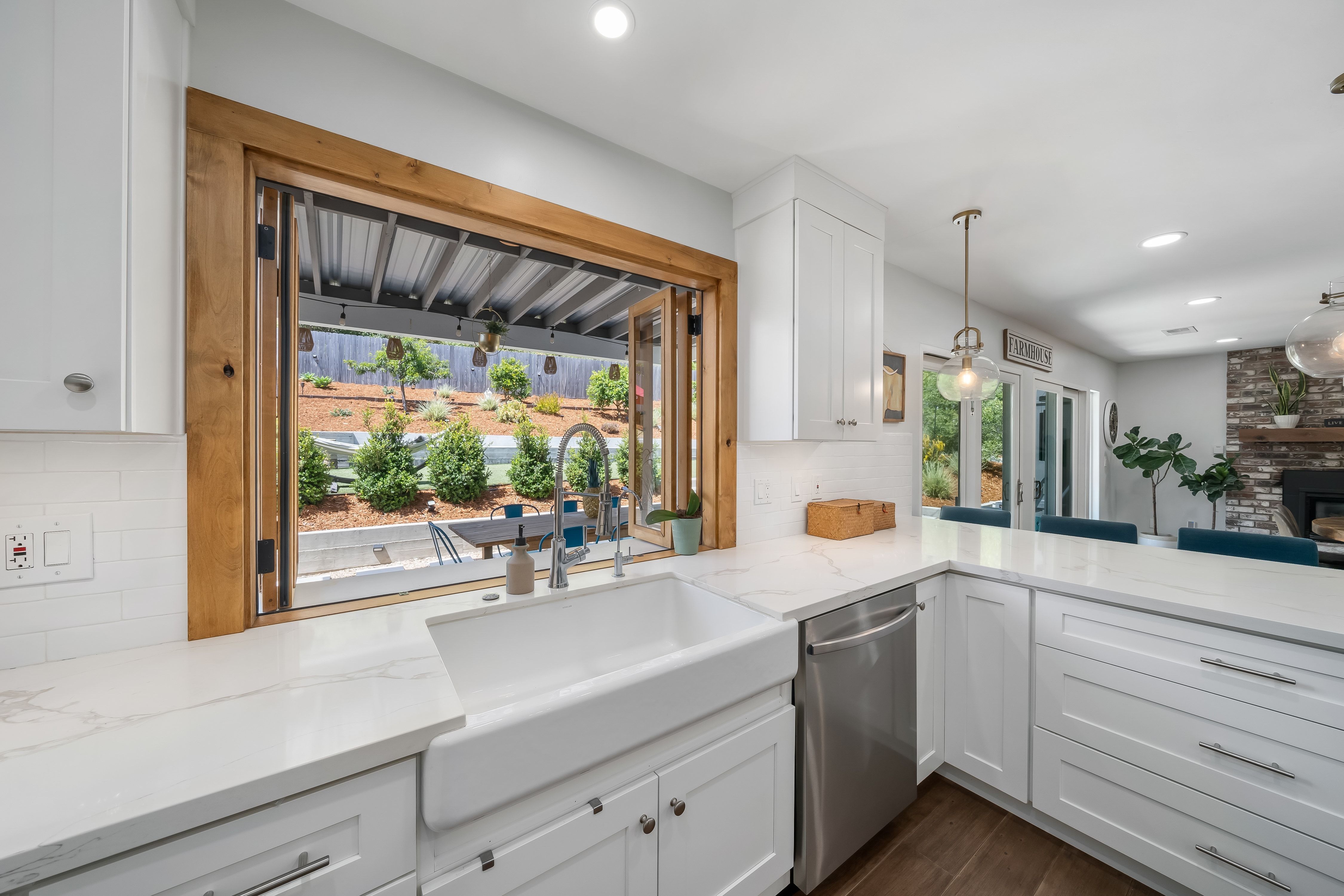  California Coastal Living Meets Modern Farmhouse Design - 物件實景