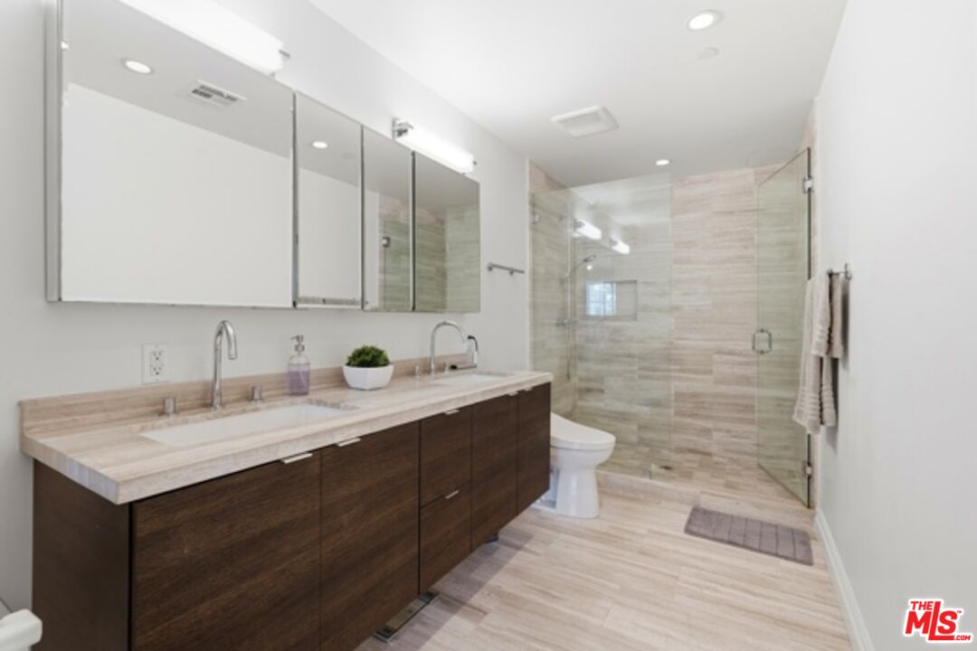 Los Angeles, California, 90010, United States, 3 Bedrooms Bedrooms, ,3 BathroomsBathrooms,Residential,For Sale,1997463