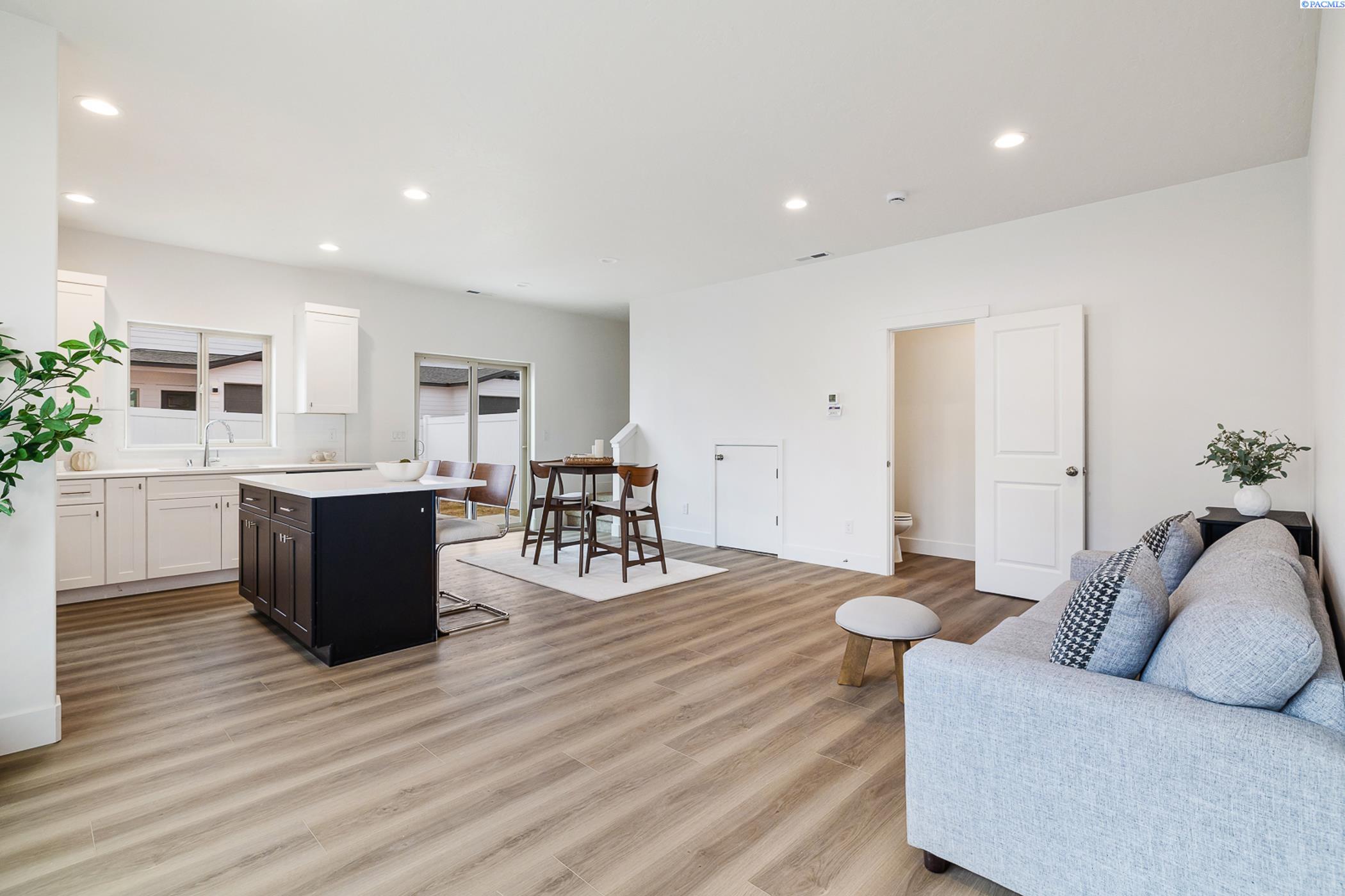 Kennewick, Washington, 99337, United States, 5 Bedrooms Bedrooms, ,Residential,For Sale,1940850