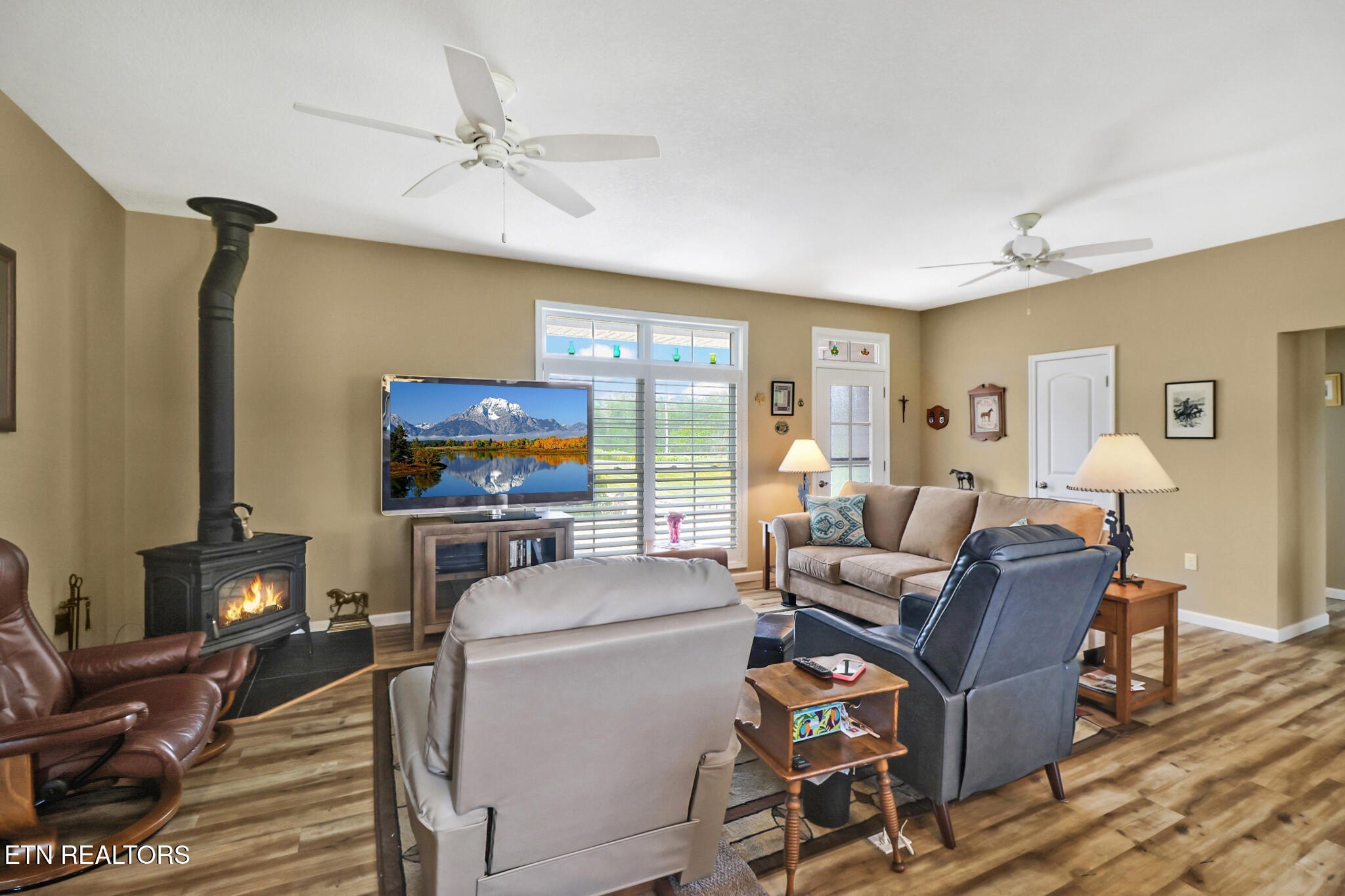Crossville, Tennessee, 38555, United States, 3 Bedrooms Bedrooms, ,3 BathroomsBathrooms,Residential,For Sale,1921261