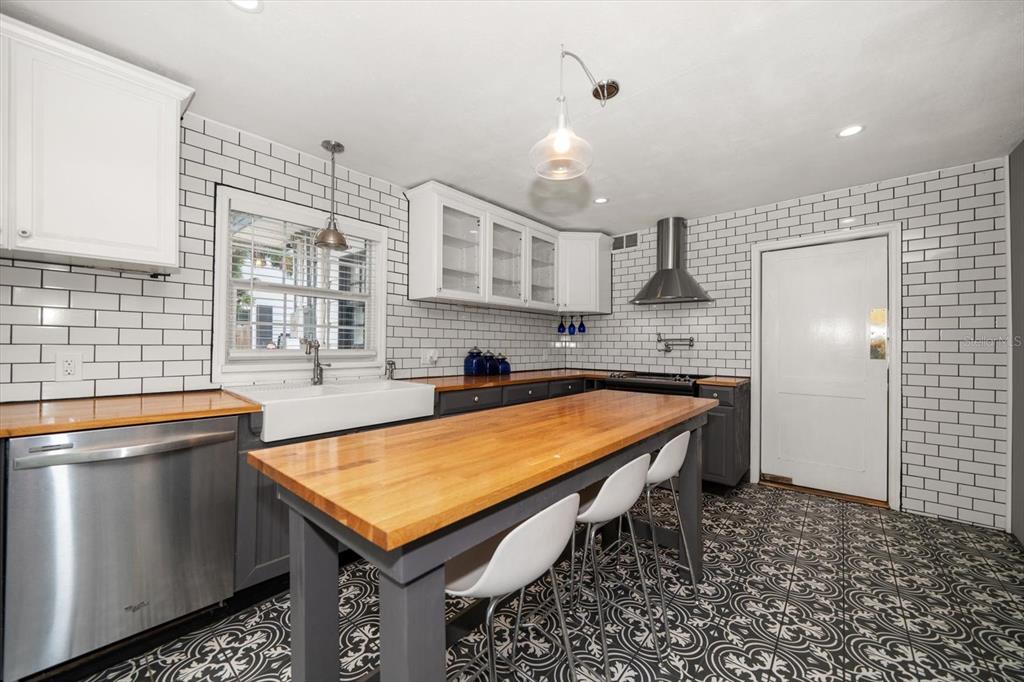 Clearwater, Florida, 33755, United States, 4 Bedrooms Bedrooms, ,3 BathroomsBathrooms,Residential,For Sale,1848993