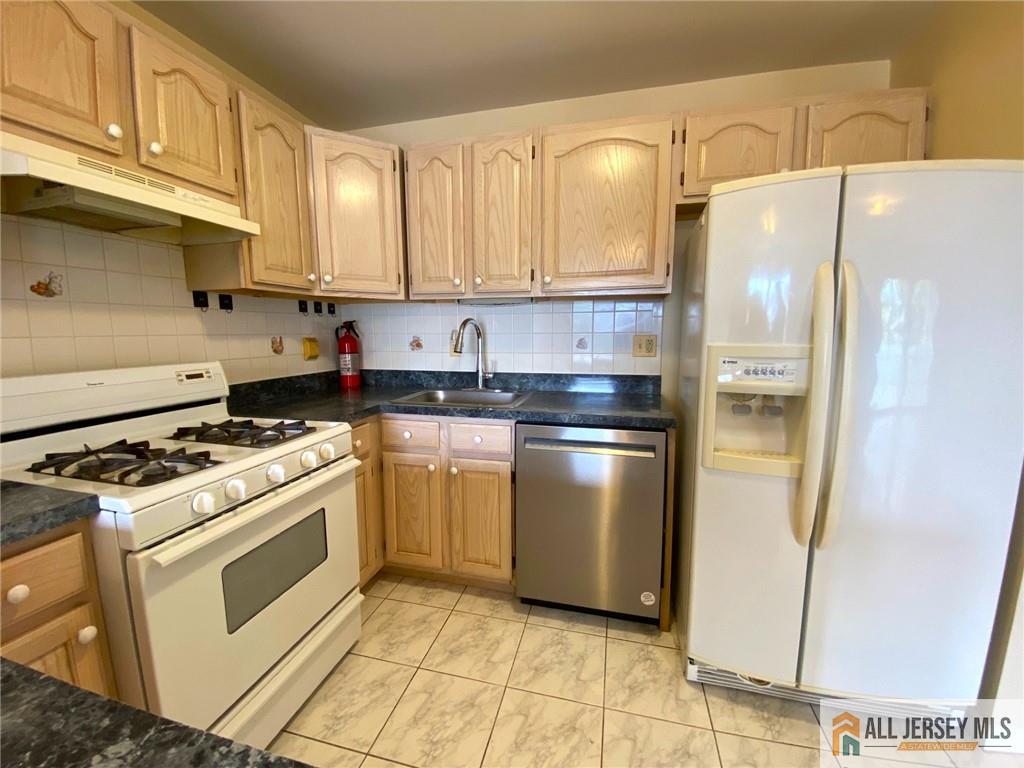 Newark, New Jersey, 07105, United States, 2 Bedrooms Bedrooms, ,3 BathroomsBathrooms,Residential,For Sale,2003519