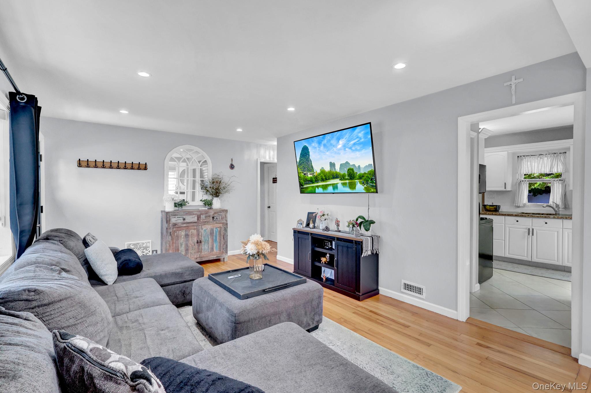  31 Locust Avenue E, Farmingdale, NY, 11735 - 物件實景